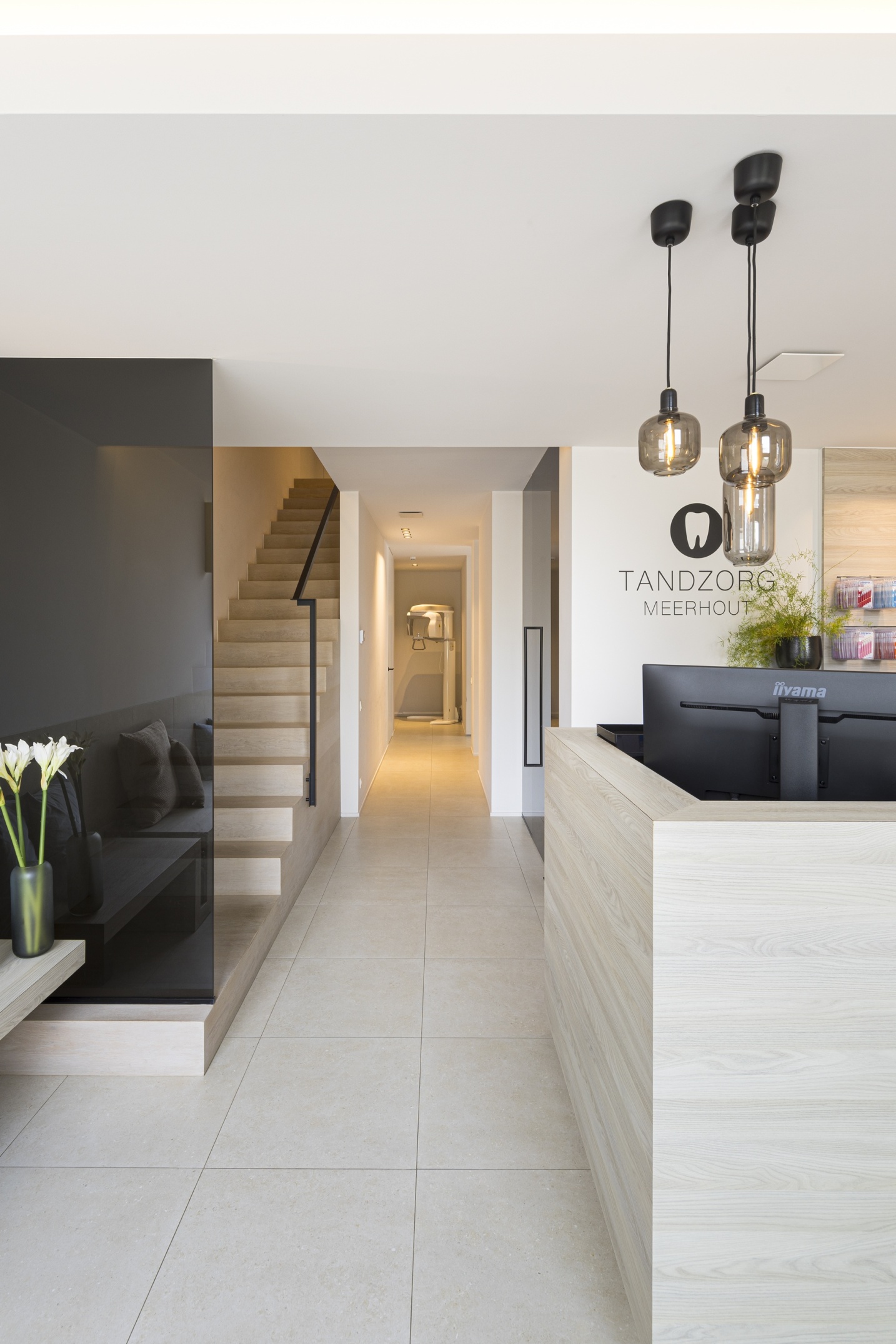 Receptie van tandzorgpraktijk met focus op comfort en vertrouwen – SFAR interieur & architecten