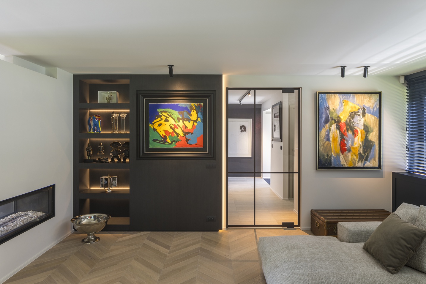 Open interieur met verfijnde materialisatie en maatwerkdetails – SFAR interieur & architecten Limburg