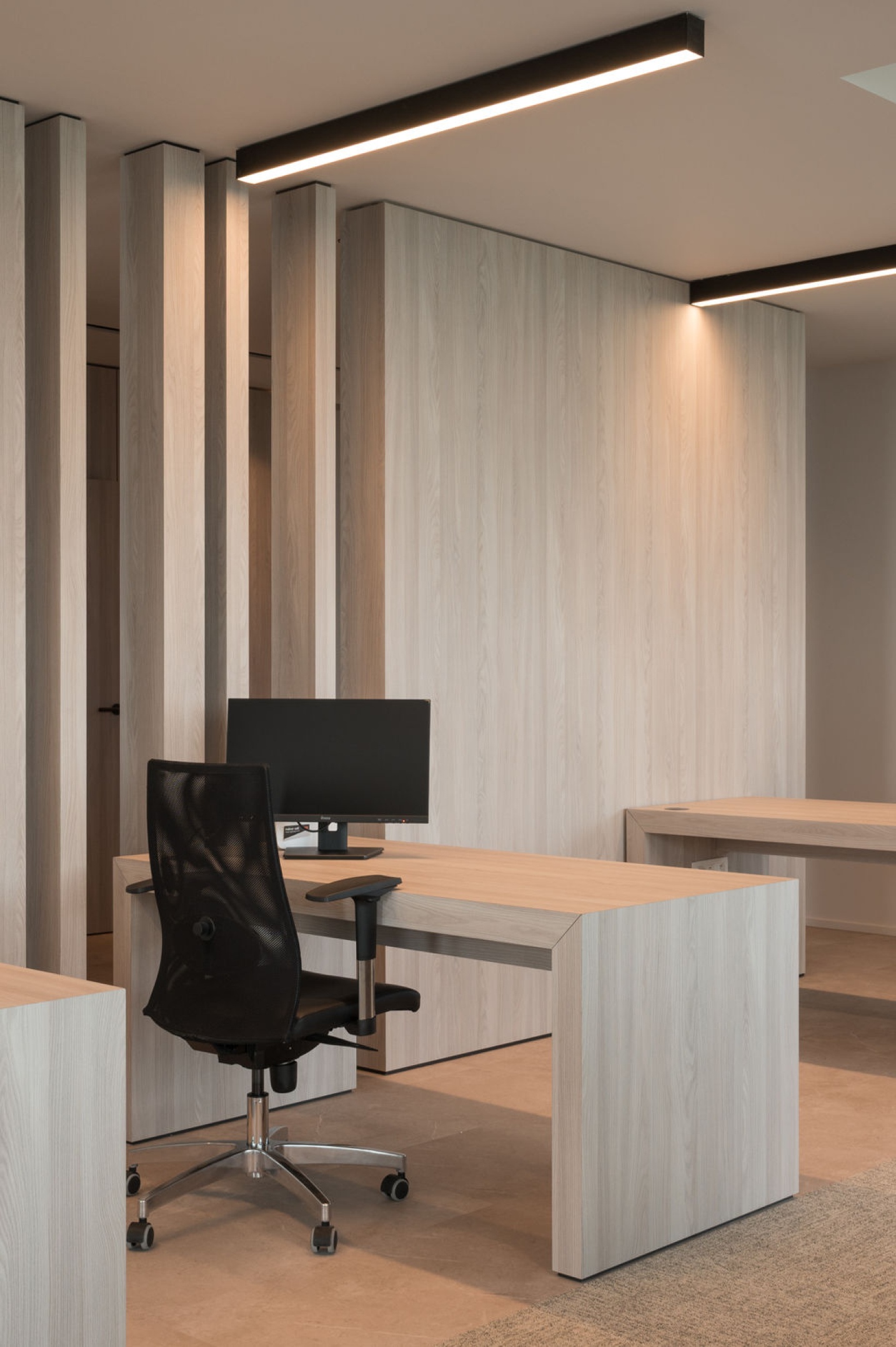 Open kantoorruimte met eiken maatwerk en warme sfeerbeleving – SFAR interieur & architecten