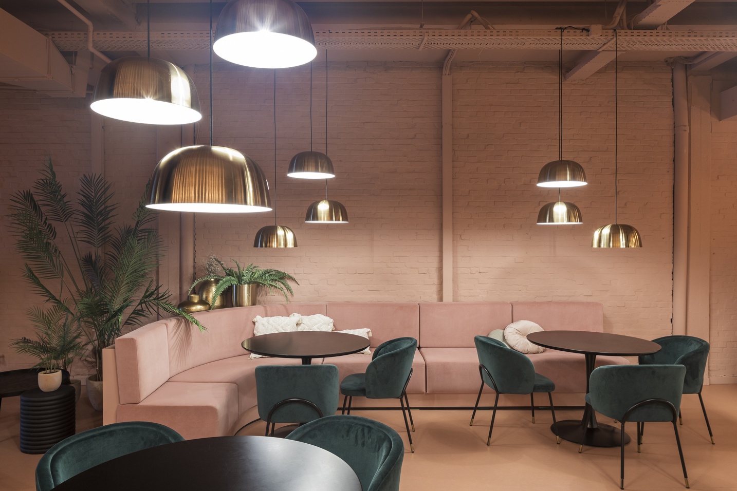 gezellige eetruimte roze muren kantoorontwerp zitruimte design decoratie