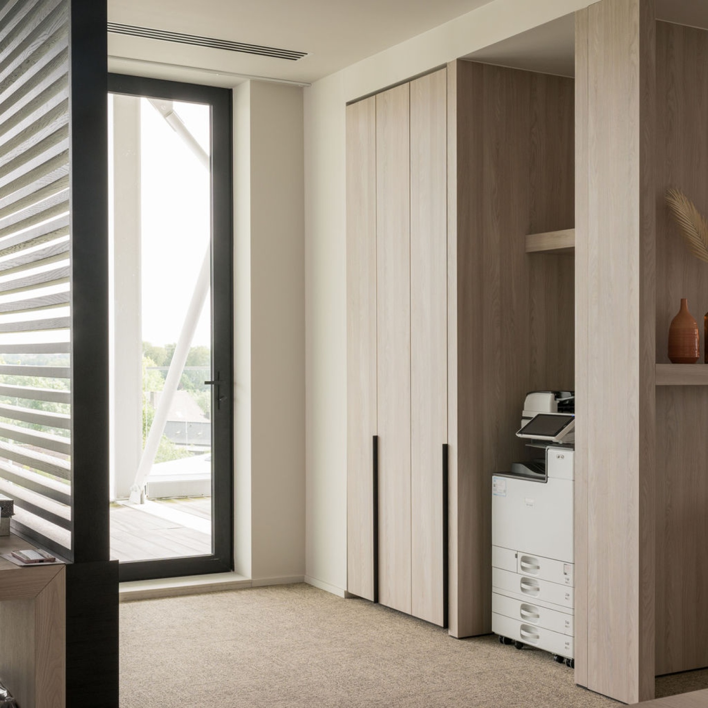 Tijdloze kantoorarchitectuur met sterke materialiteit en warme uitstraling – SFAR interieur & architecten Hasselt