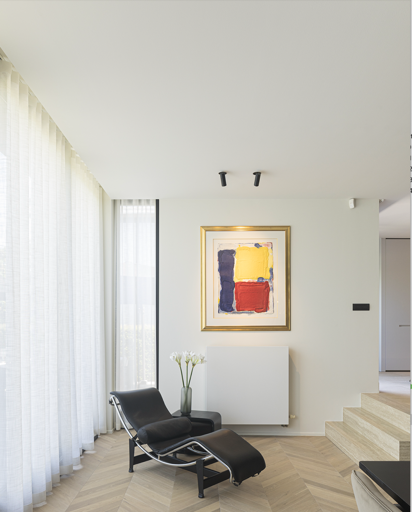 Woonkamer met rustige sfeer en sterke verbinding met buitenruimte – SFAR interieur & architecten Limburg
