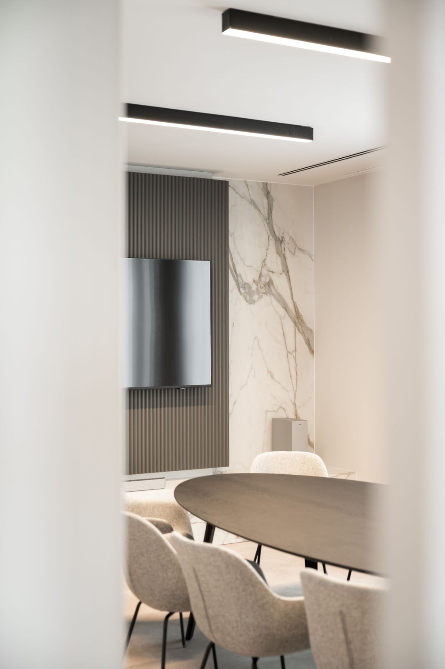 Strakke meetingruimte met eiken wandafwerking en warme sfeer – SFAR interieur & architecten