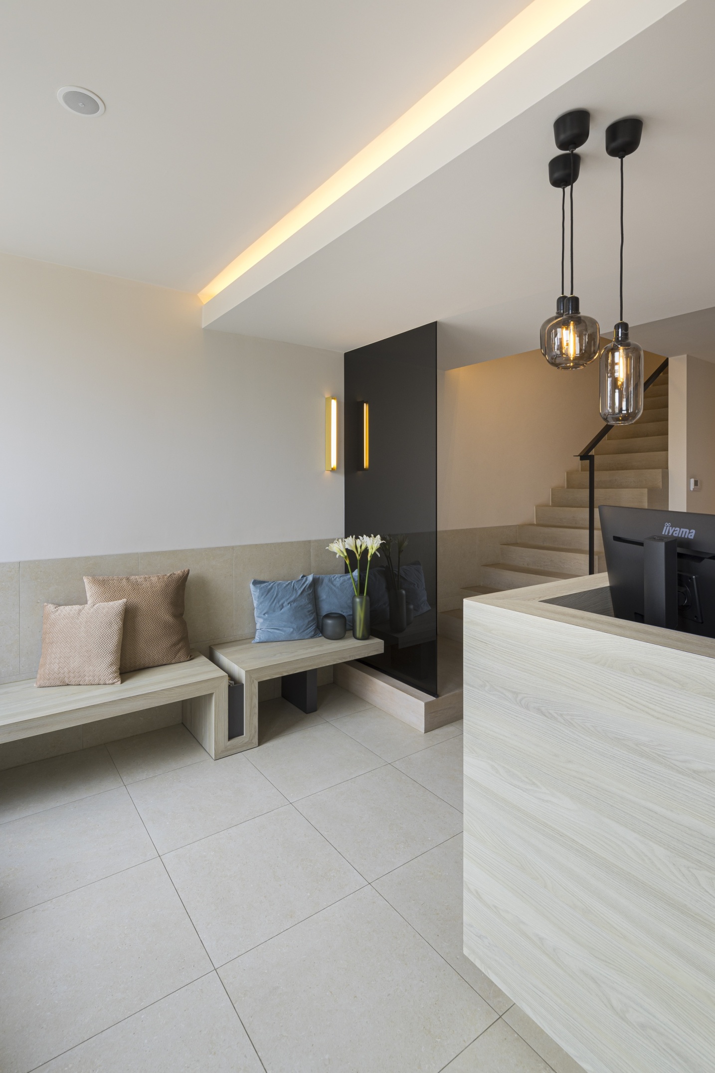 Minimalistische wachtruimte met warme en kalmerende materialen – SFAR interieur & architectenHedendaagse wachtzaal met focus op sereniteit en eenvoud – SFAR interieur & architecten