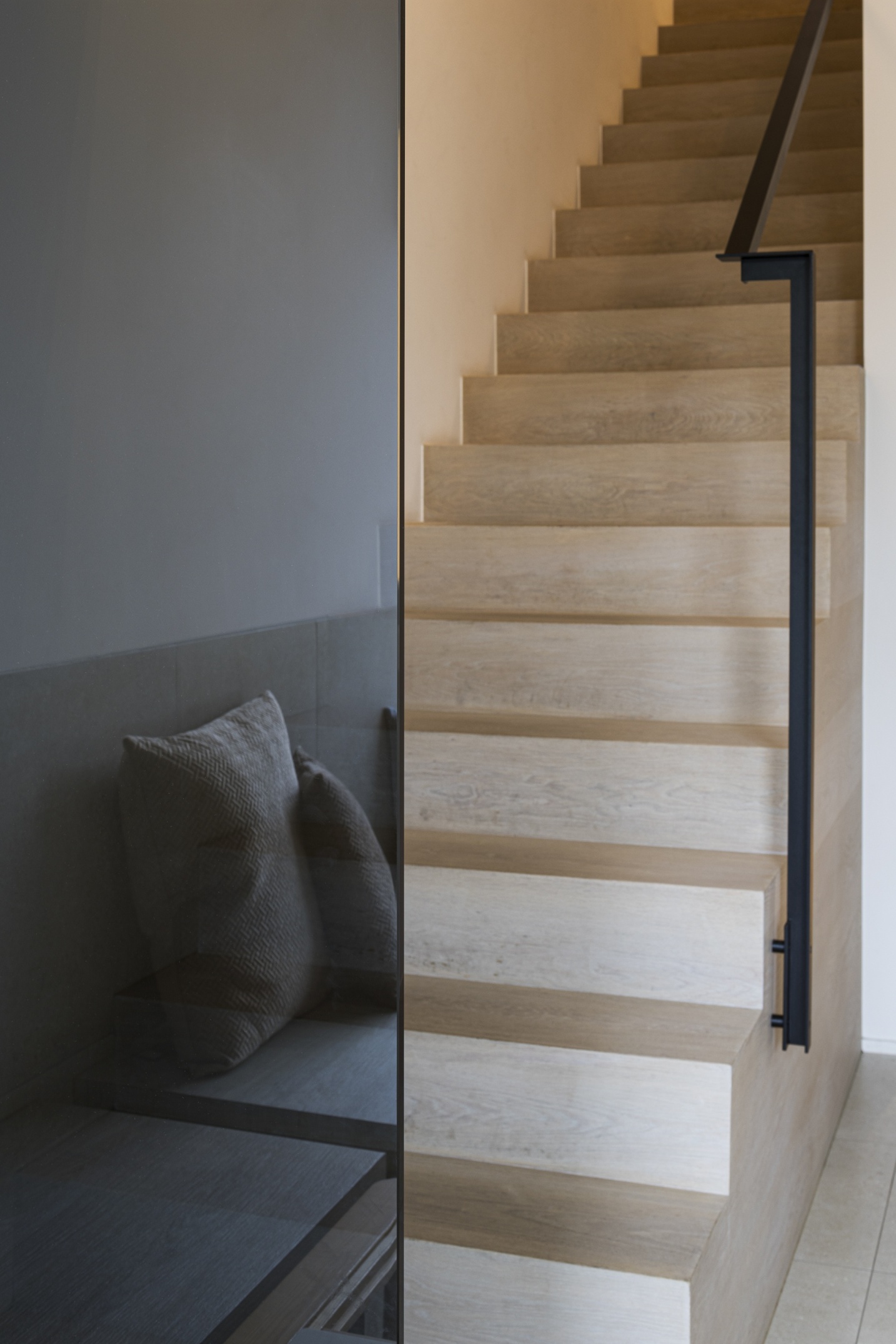 Moderne tandartspraktijk in Meerhout met focus op rust en vertrouwen – SFAR interieur & architecten Limburg