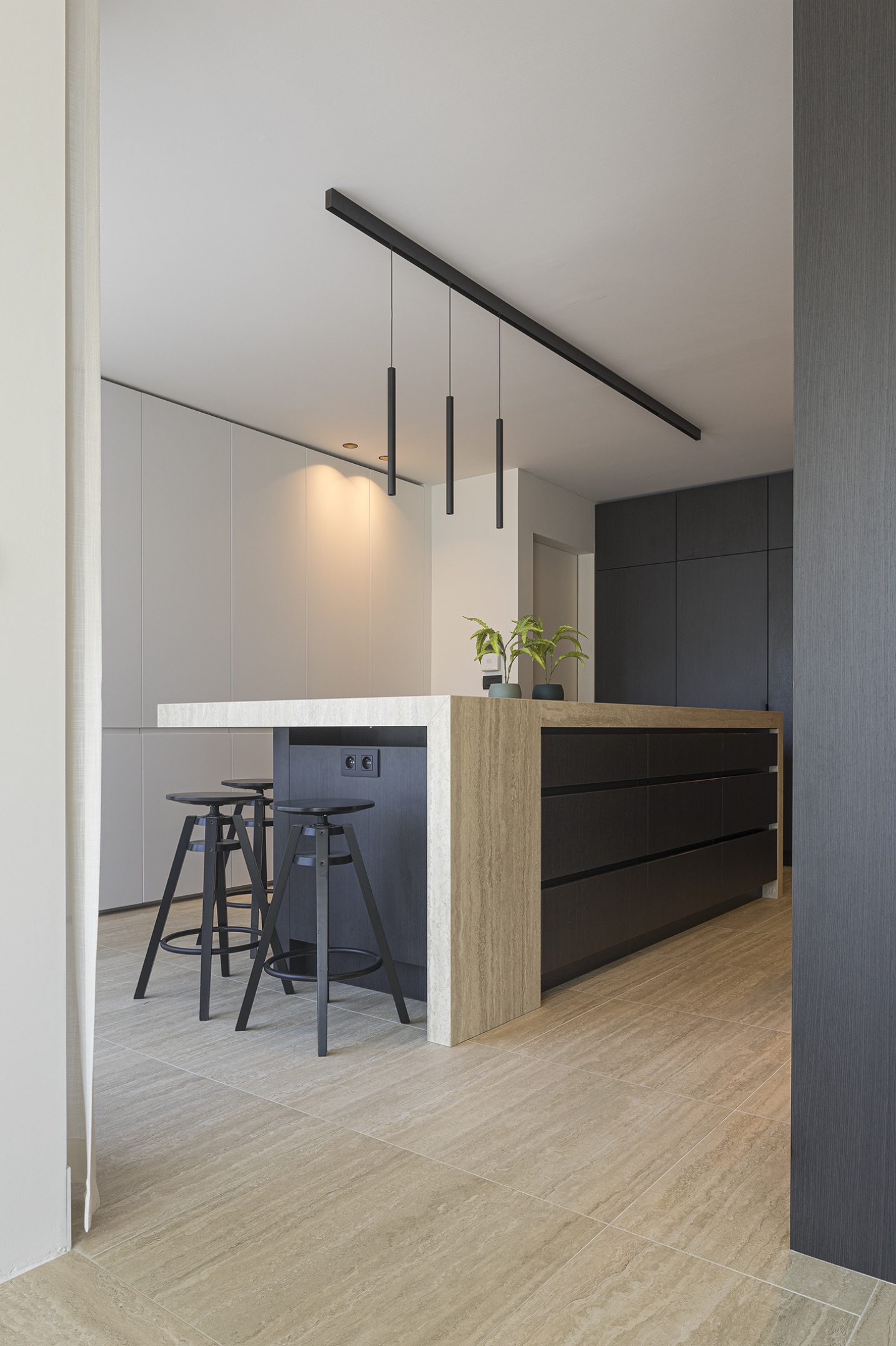 Open keuken die aansluit op de leefruimte en tuinzicht biedt – SFAR interieur & architecten Limburg