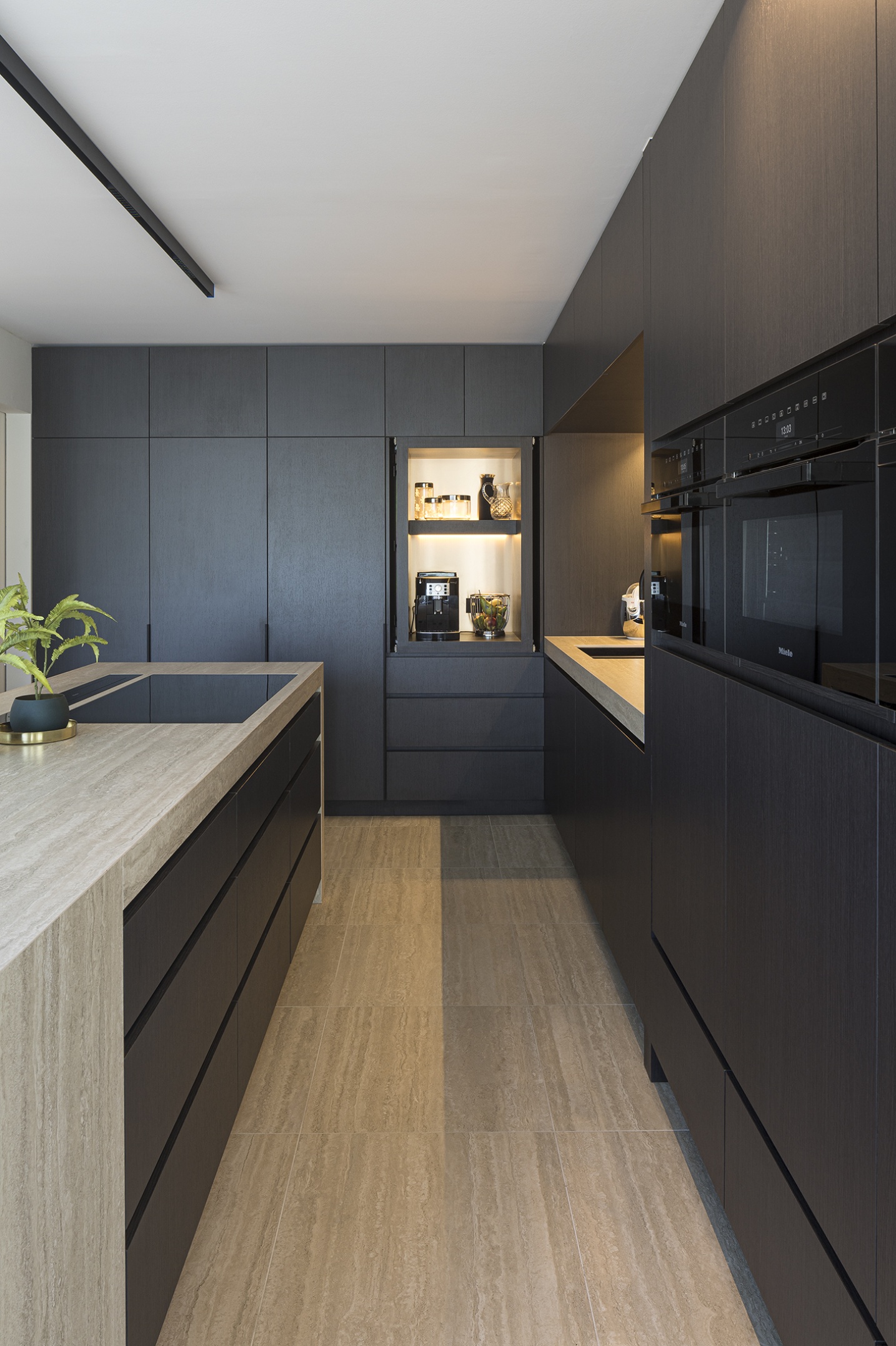 Functionele keukenruimte met minimalistische en warme afwerking – SFAR interieur & architecten Limburg