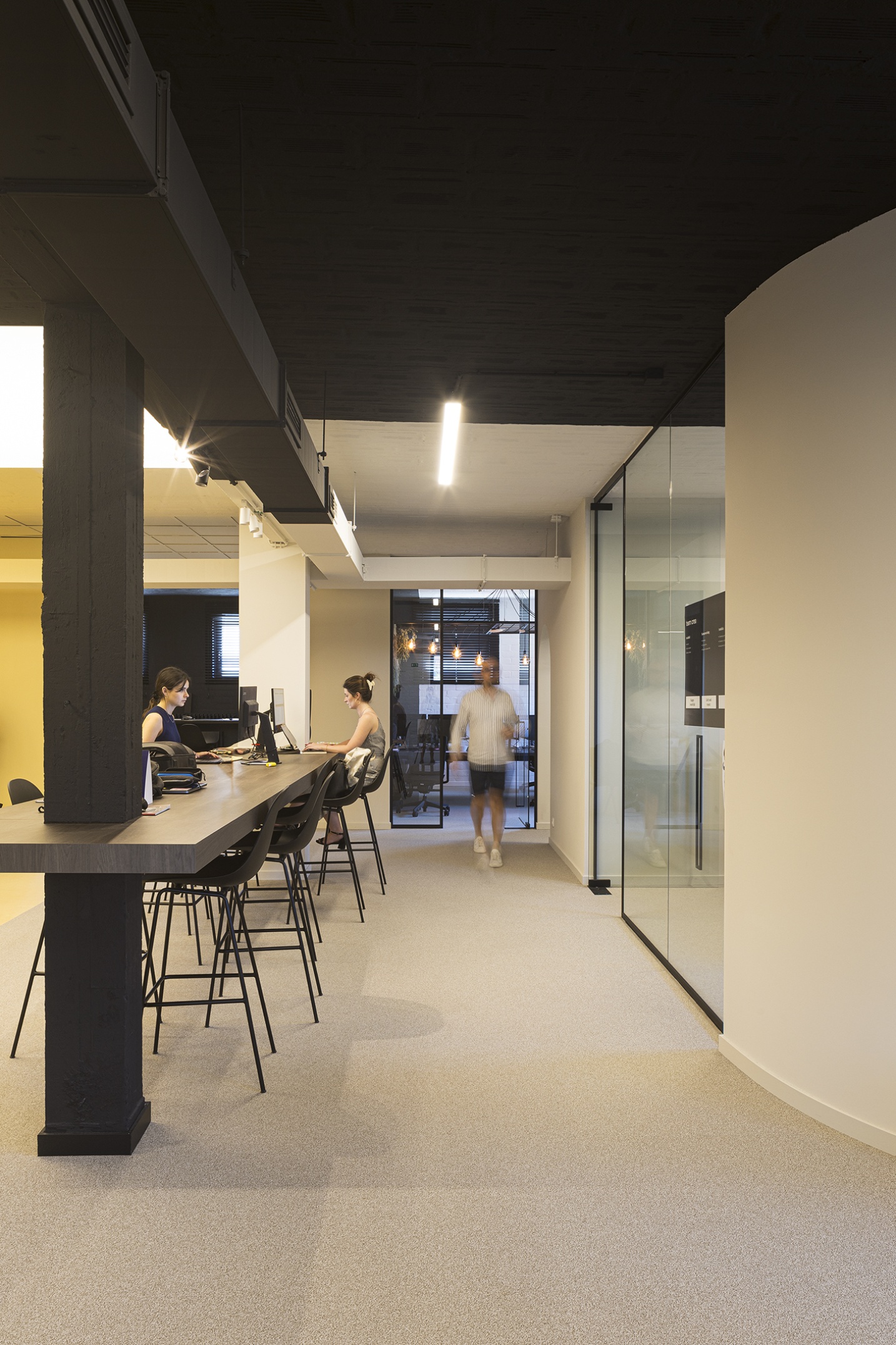 zwarte akoestische plafond uniek  - SFAR interieur & architecten Hasselt