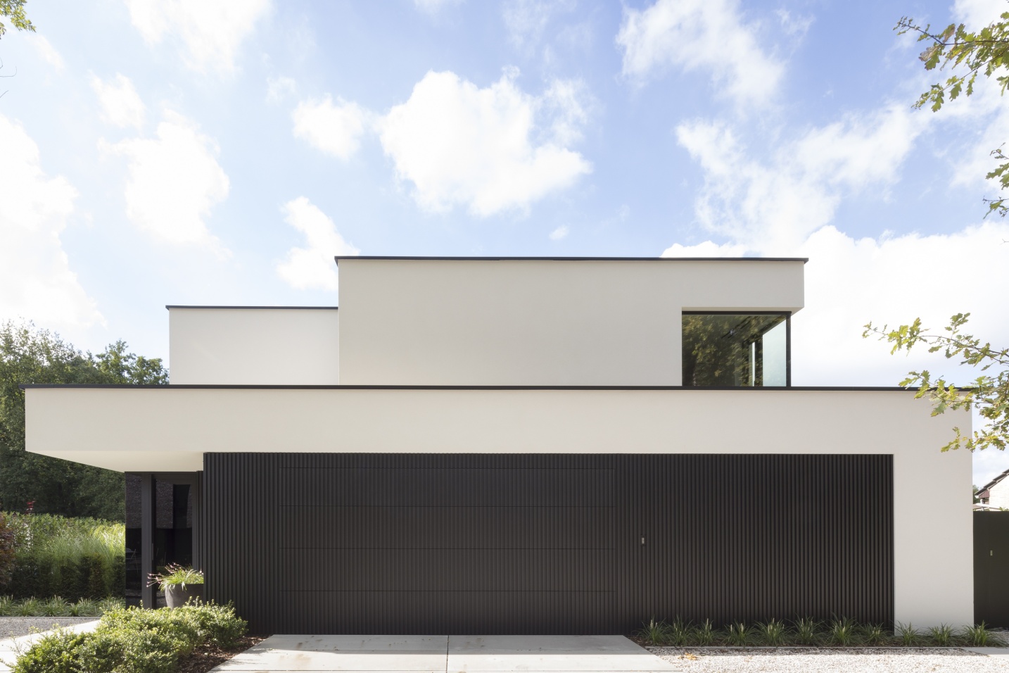 Luxe nieuwbouwvilla in Genk met tijdloze architectuur en strakke lijnen – SFAR interieur & architecten Limburg