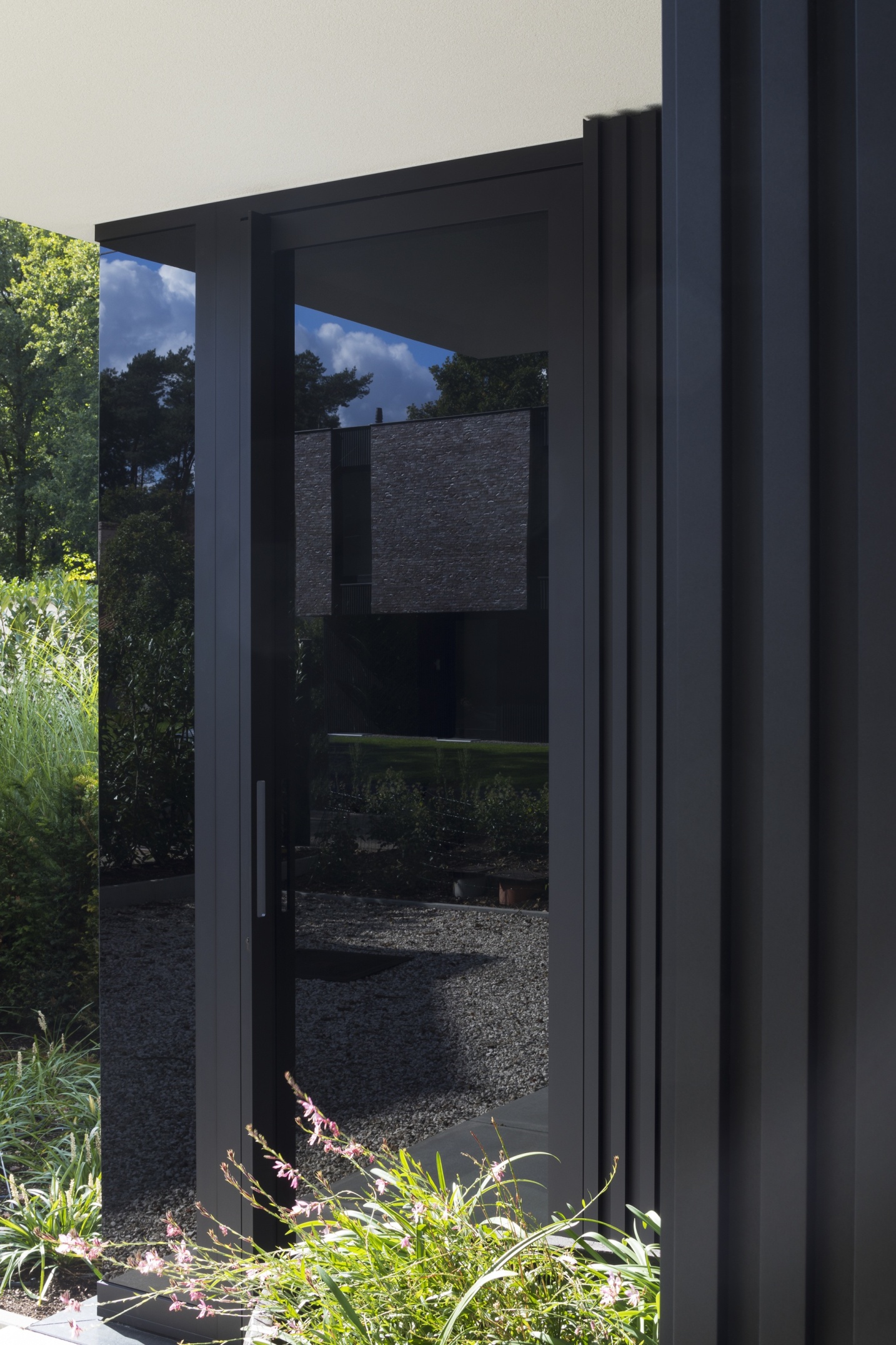 Voordeur in glas met aluminium moderne gevoel luxe fumé architect - SFAR interieur & architecten Hasselt