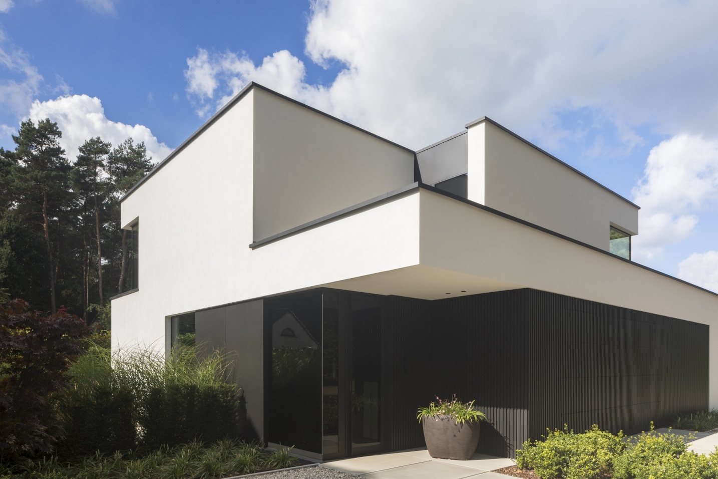 Hedendaagse designvilla met grote glaspartijen en warme materialen – SFAR interieur & architecten Limburg