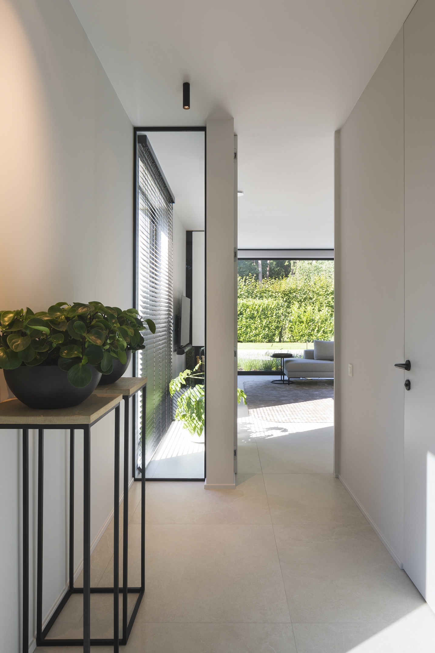 Luxe inkomhal met architecturale trap en elegante afwerking – SFAR interieur & architecten Limburg