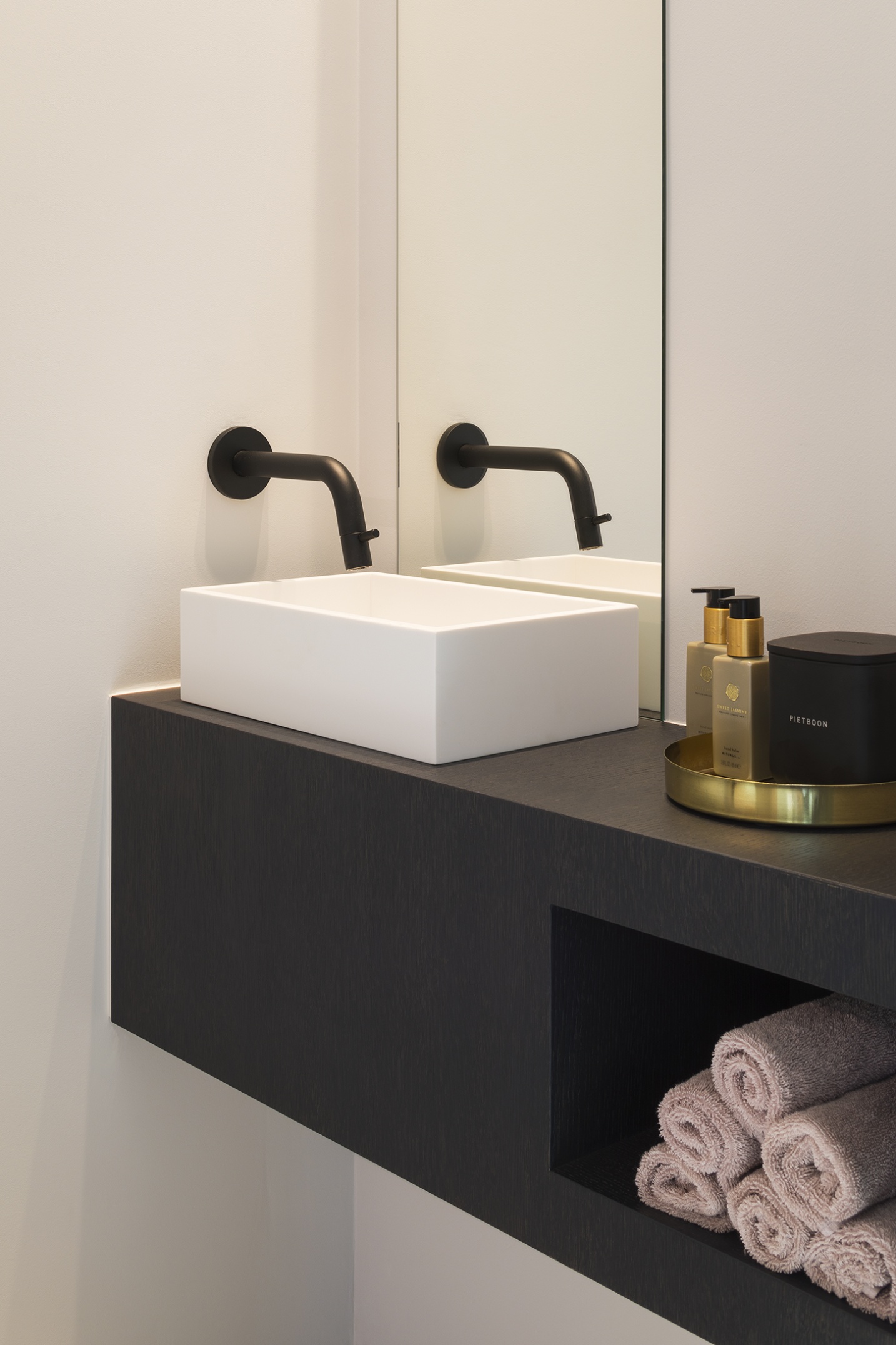 Minimalistisch sanitair interieur in exclusieve woning – SFAR interieur & architecten Limburg