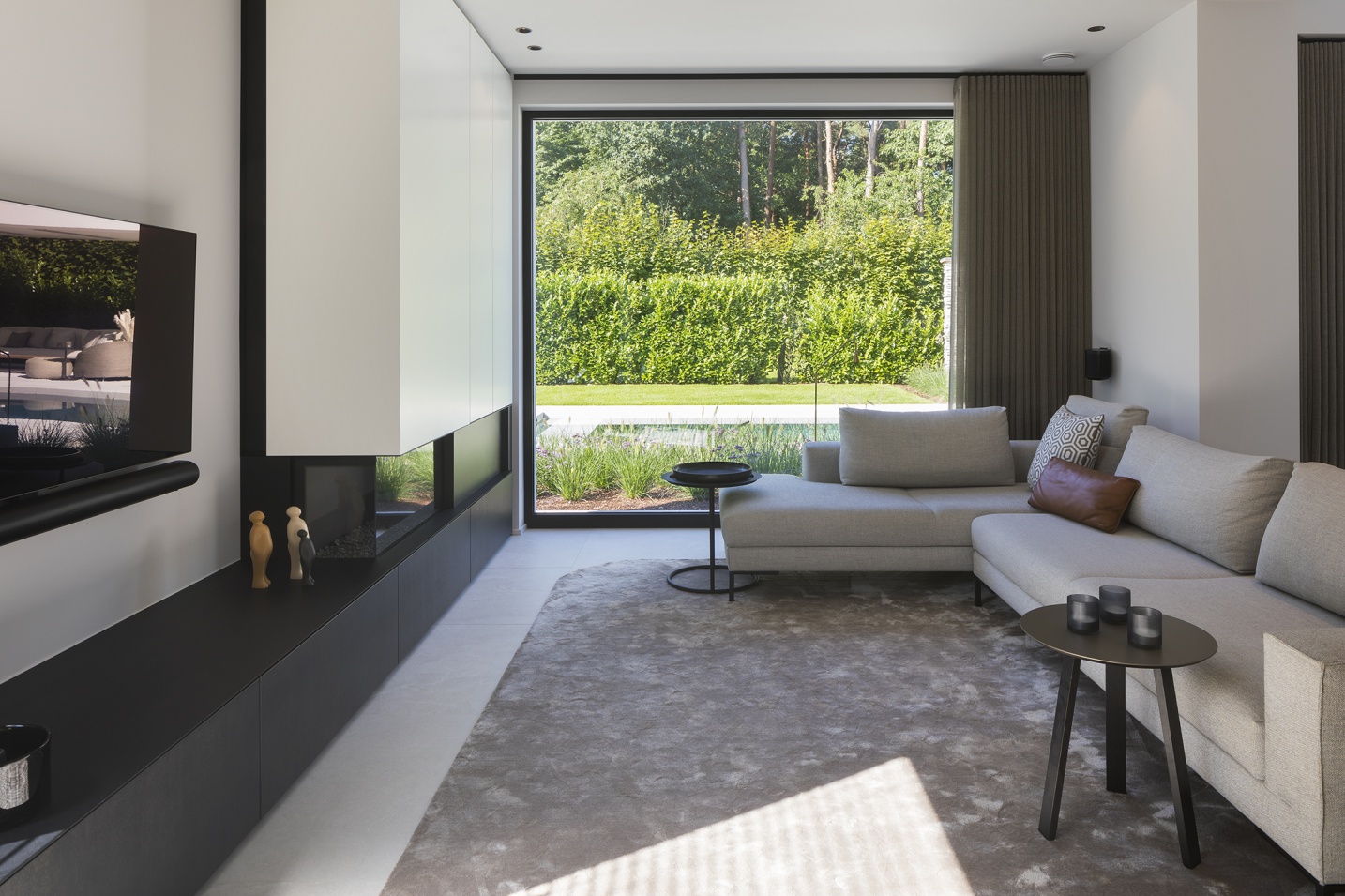 Open leefruimte in luxe villa met veel licht en warme materialen – SFAR interieur & architecten Limburg
