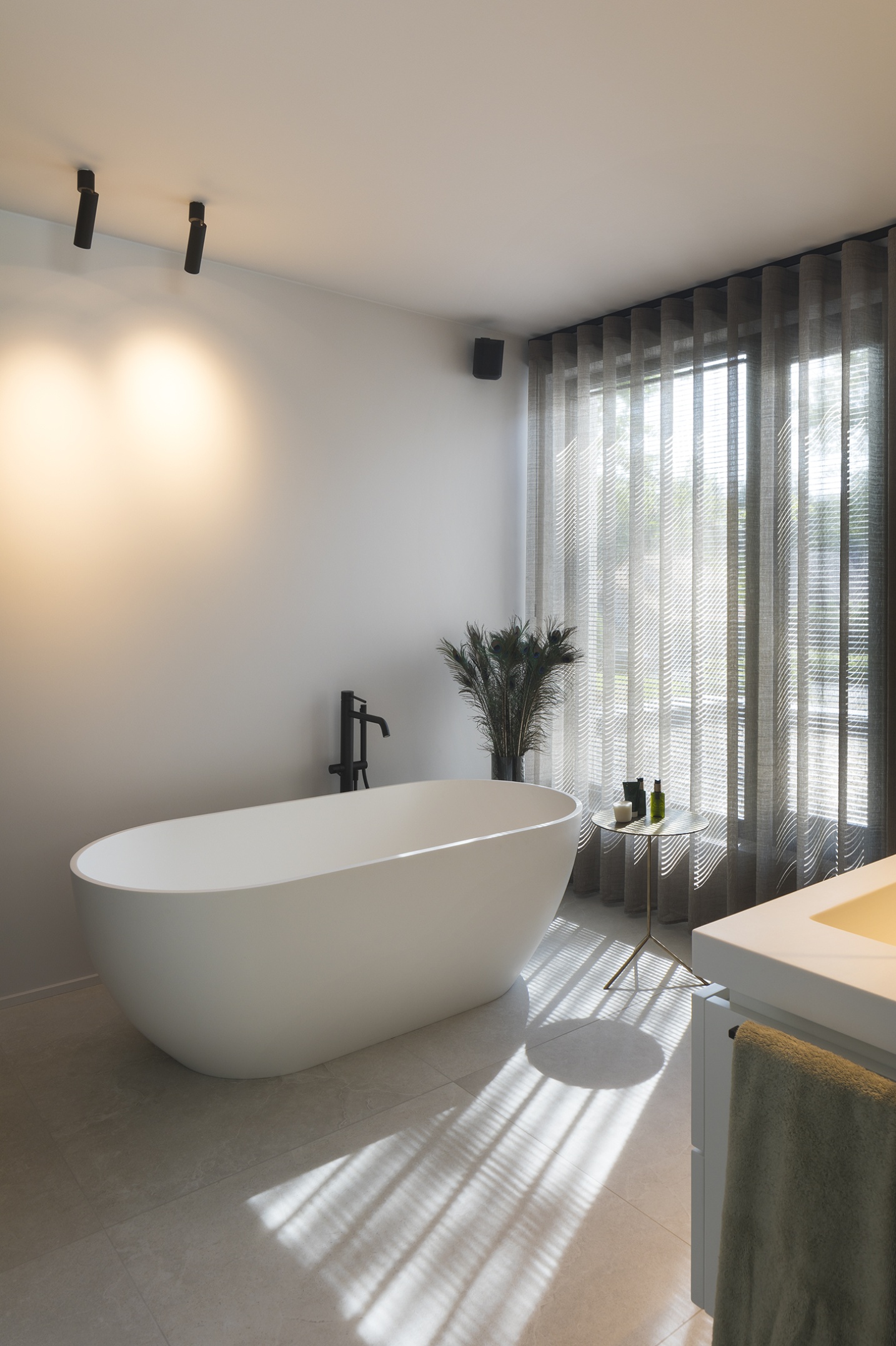 Luxe badkamer met inloopdouche en spa-achtige uitstraling – SFAR interieur & architecten Limburg