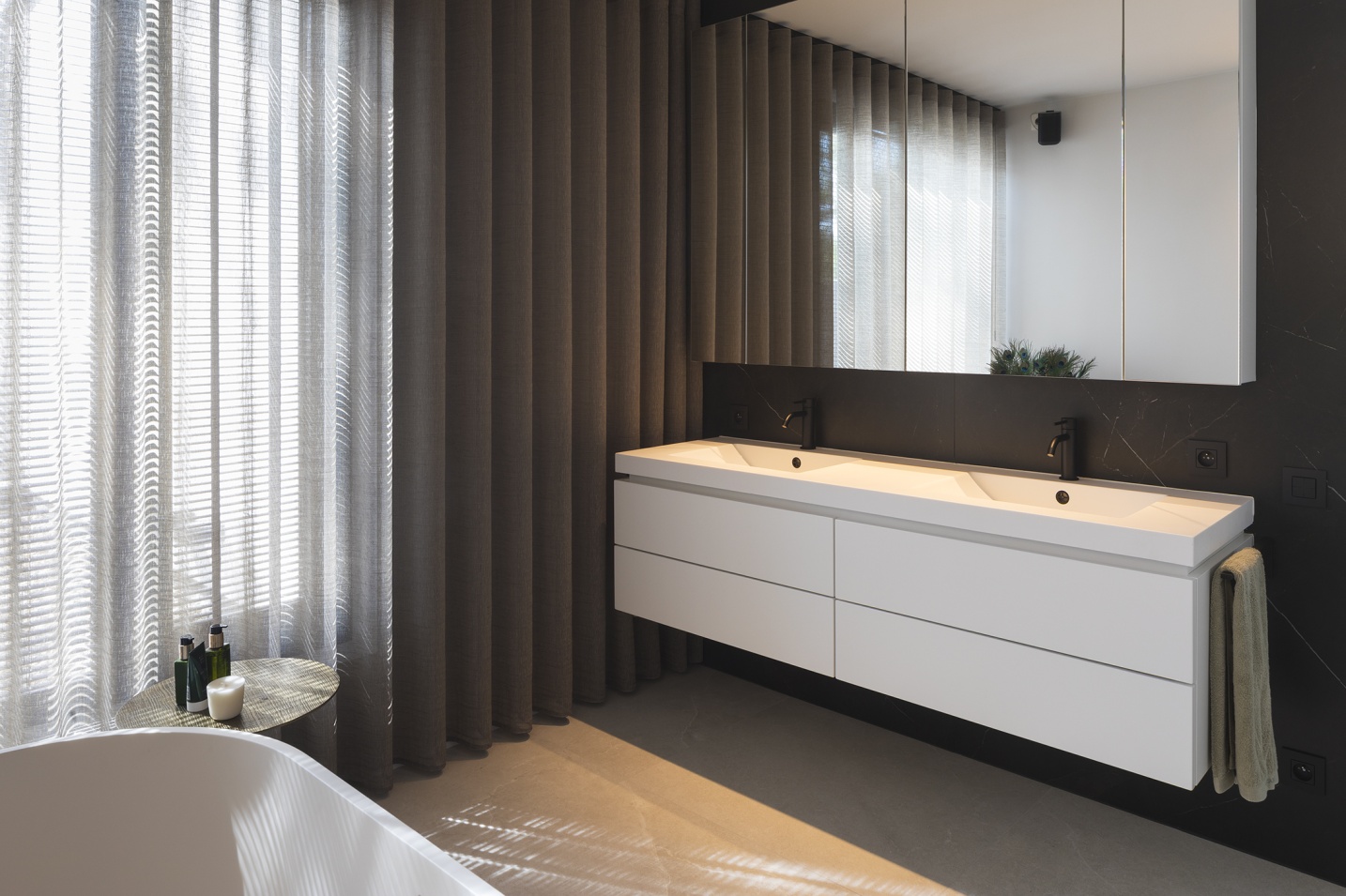 Moderne badkamer met hoogwaardige materialen en rustige sfeer – SFAR interieur & architecten Limburg
