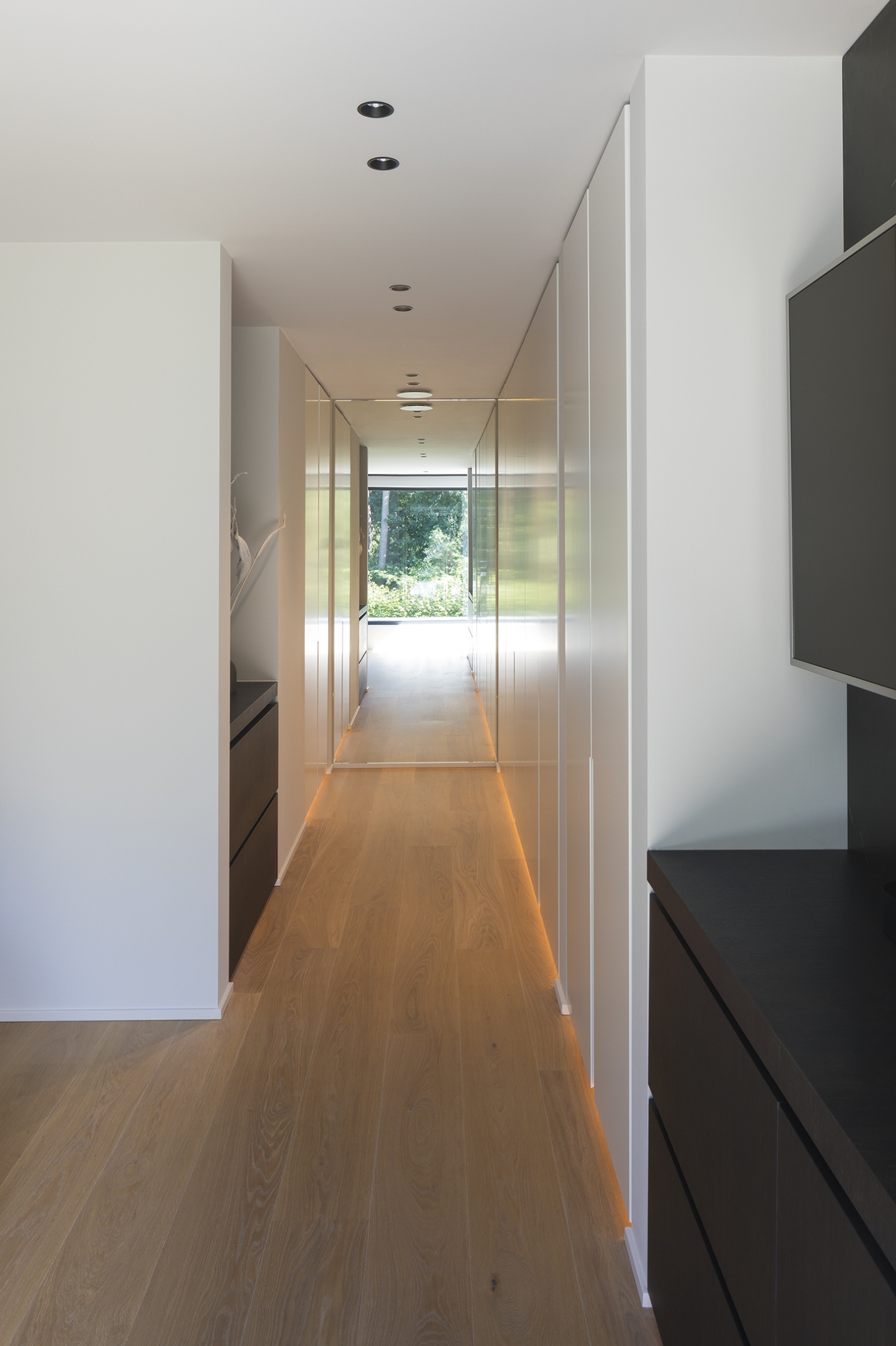 Doorgang met natuurlijke lichtinval en hoogwaardige materialen – SFAR interieur & architecten Limburg