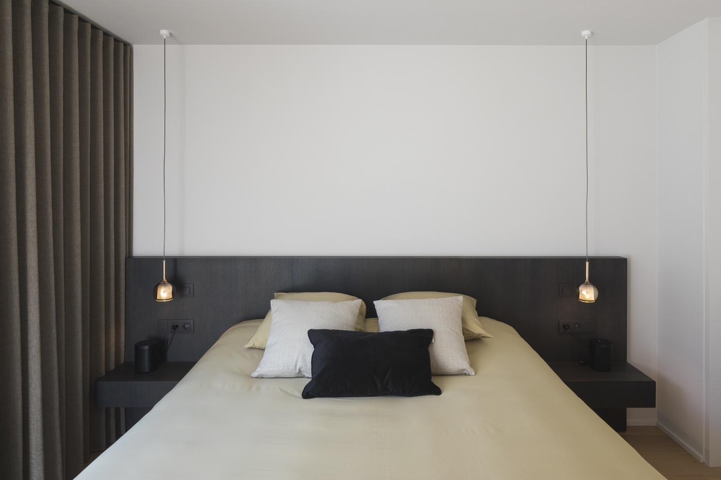 Rustgevende master bedroom in luxe villa met warme materialen – SFAR interieur & architecten Limburg