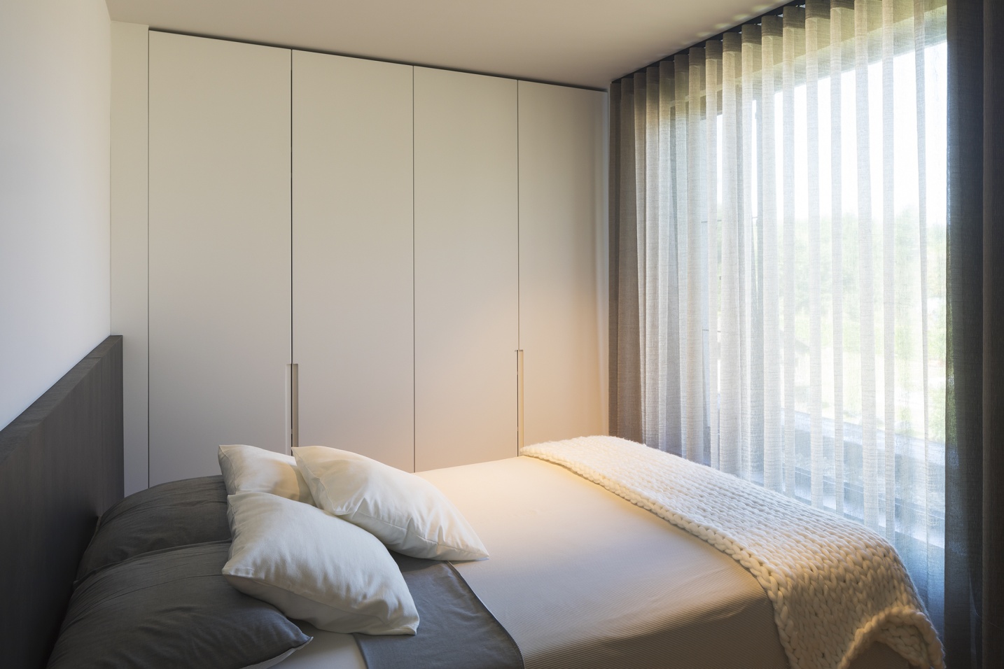 Minimalistische slaapkamer met tijdloze en elegante uitstraling – SFAR interieur & architecten Limburg