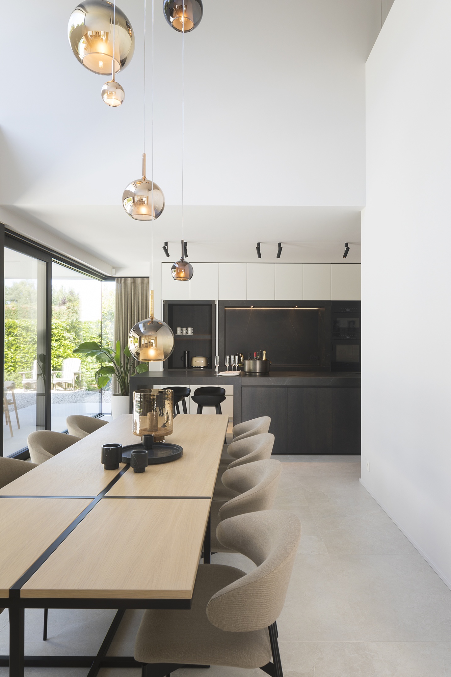 Moderne dining space in luxe villa met warme sfeer – SFAR interieur & architecten Limburg