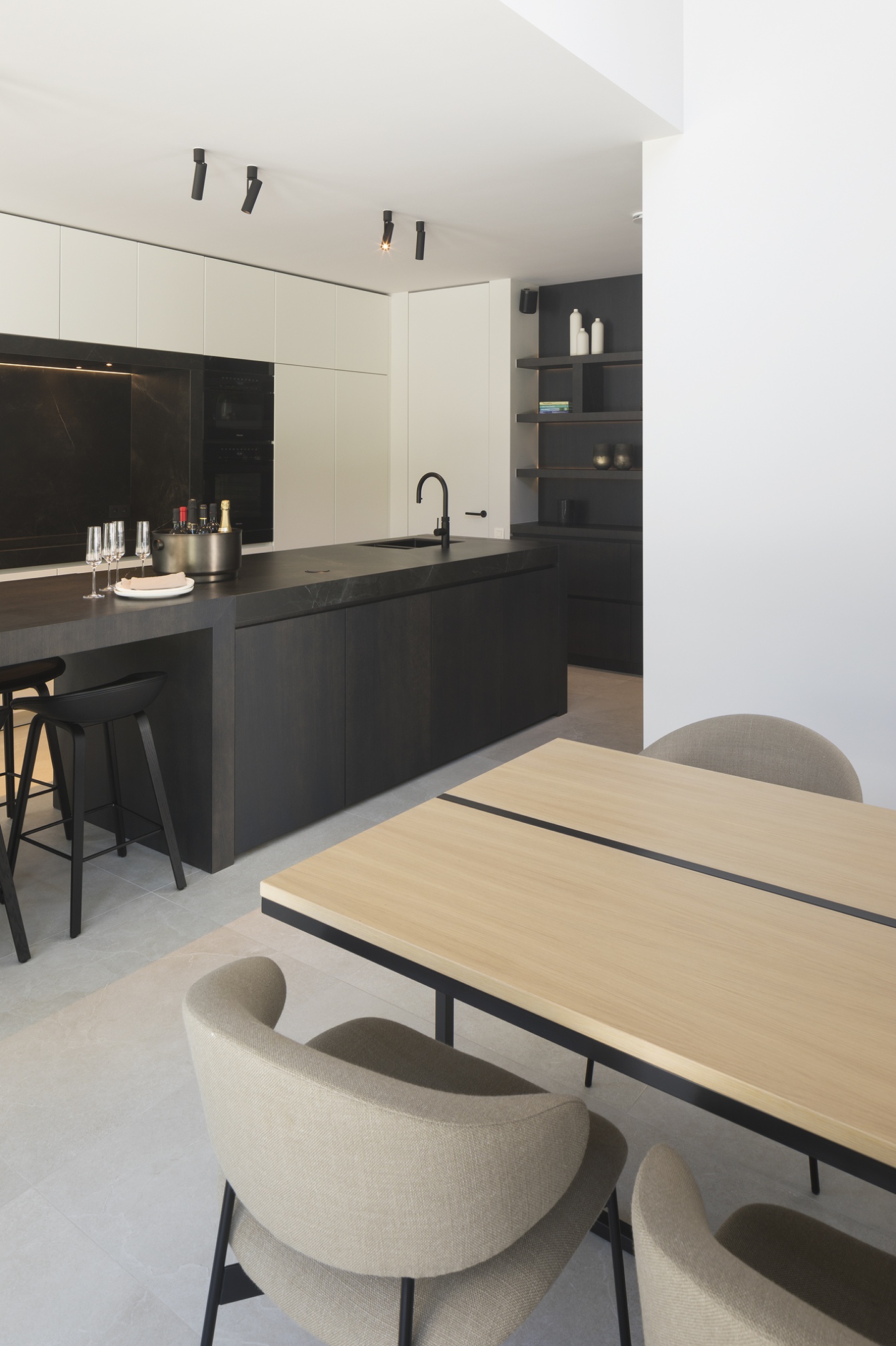 Tijdloze eetkamer met verfijnde materialen en maatwerk meubels – SFAR interieur & architecten Limburg