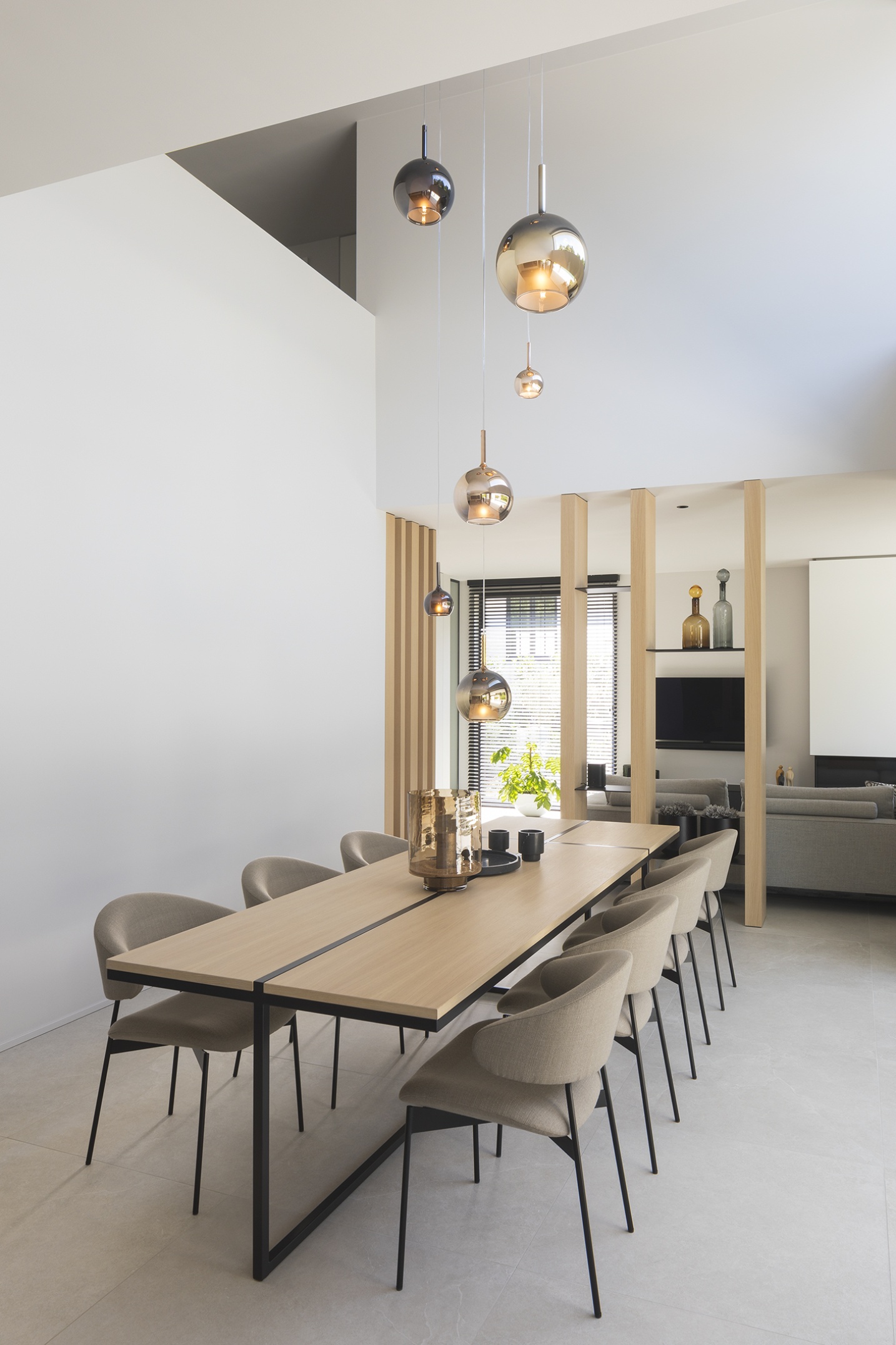 Elegante eetruimte met veel lichtinval en open connectie – SFAR interieur & architecten Limburg