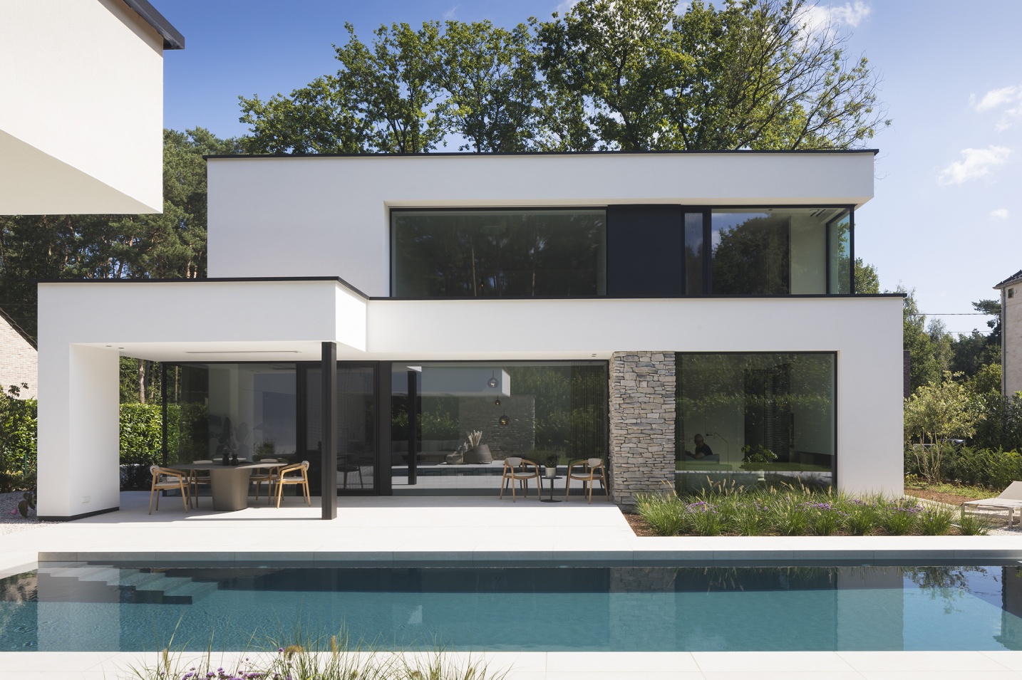 Luxe nieuwbouwvilla met zwembad als harmonieus totaalconcept met architectuur en interieur – SFAR interieur & architecten Limburg