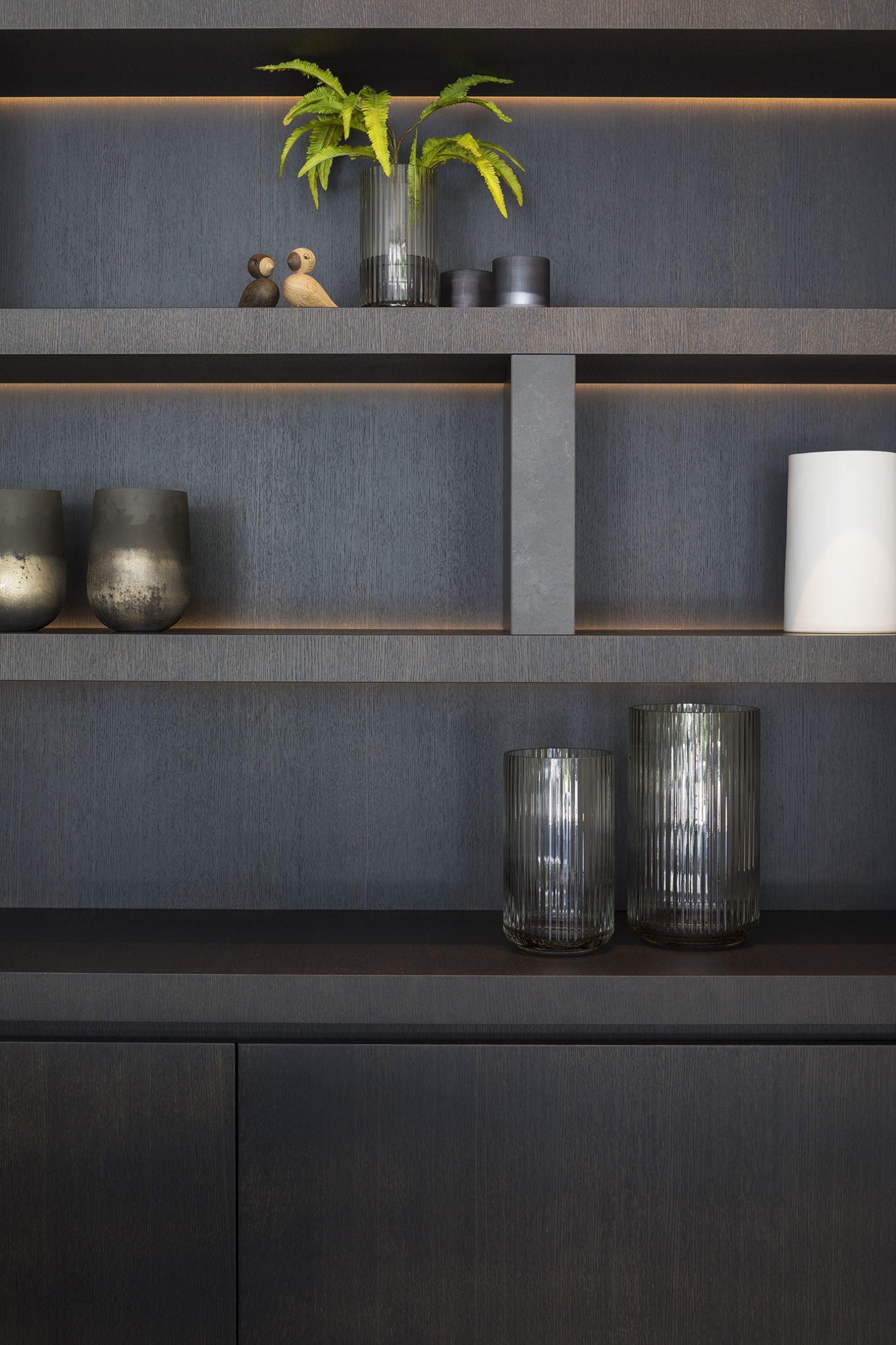 Minimalistische keuken met warme en elegante uitstraling – SFAR interieur & architecten Limburg