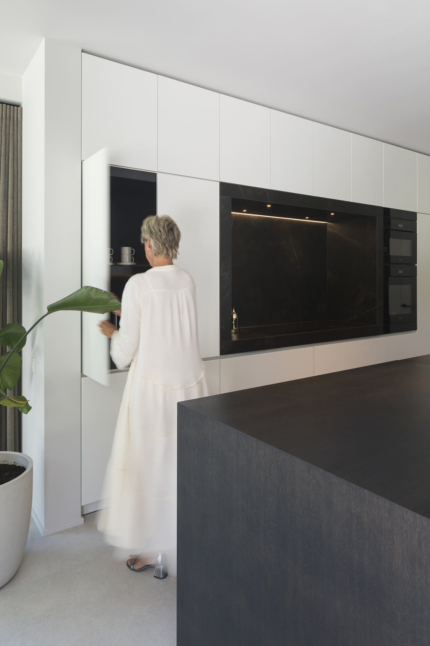Open designkeuken geïntegreerd in leefruimte – SFAR interieur & architecten Limburg