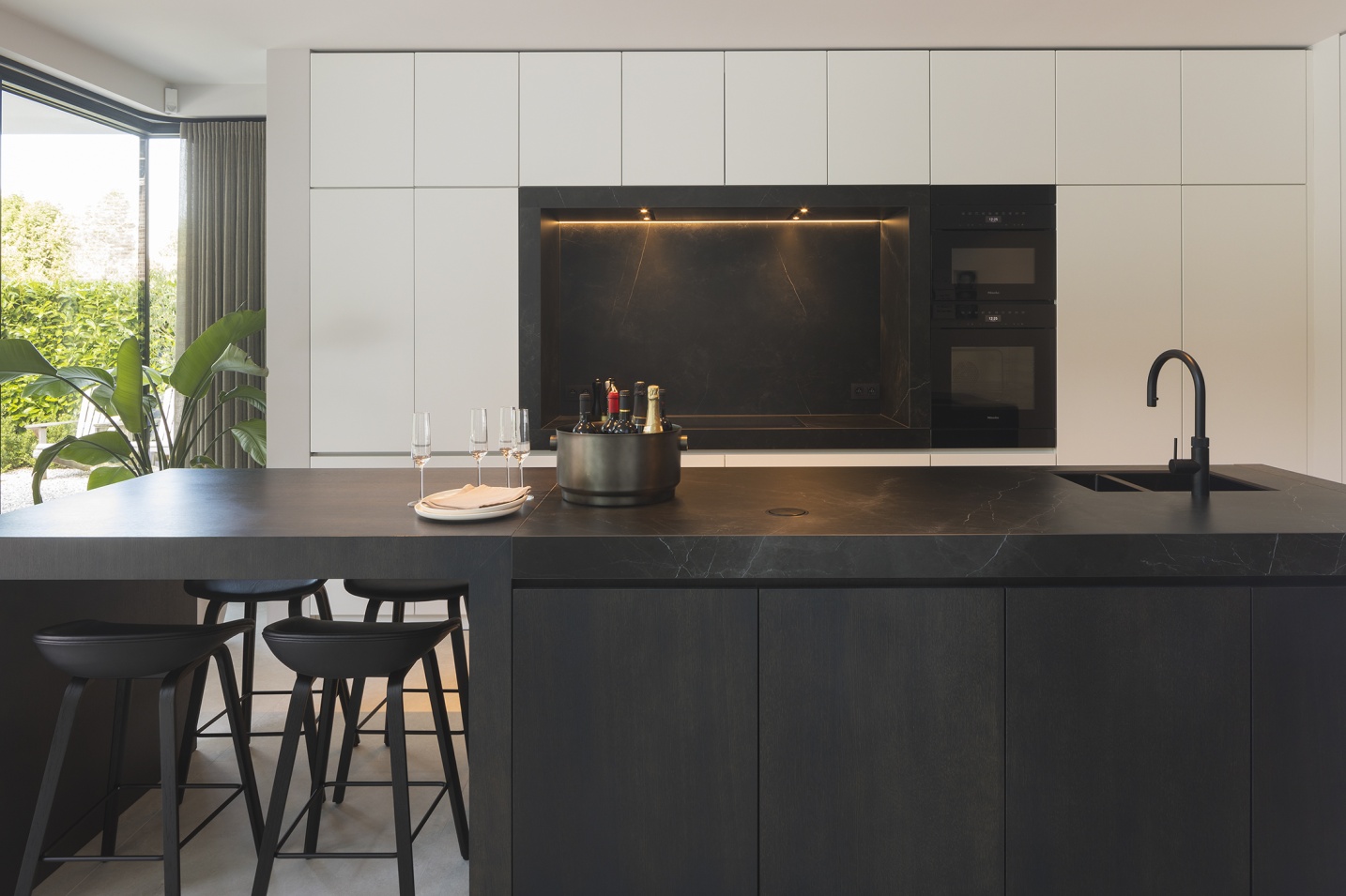Luxe keuken met kookeiland en hoogwaardige materialen – SFAR interieur & architecten Limburg