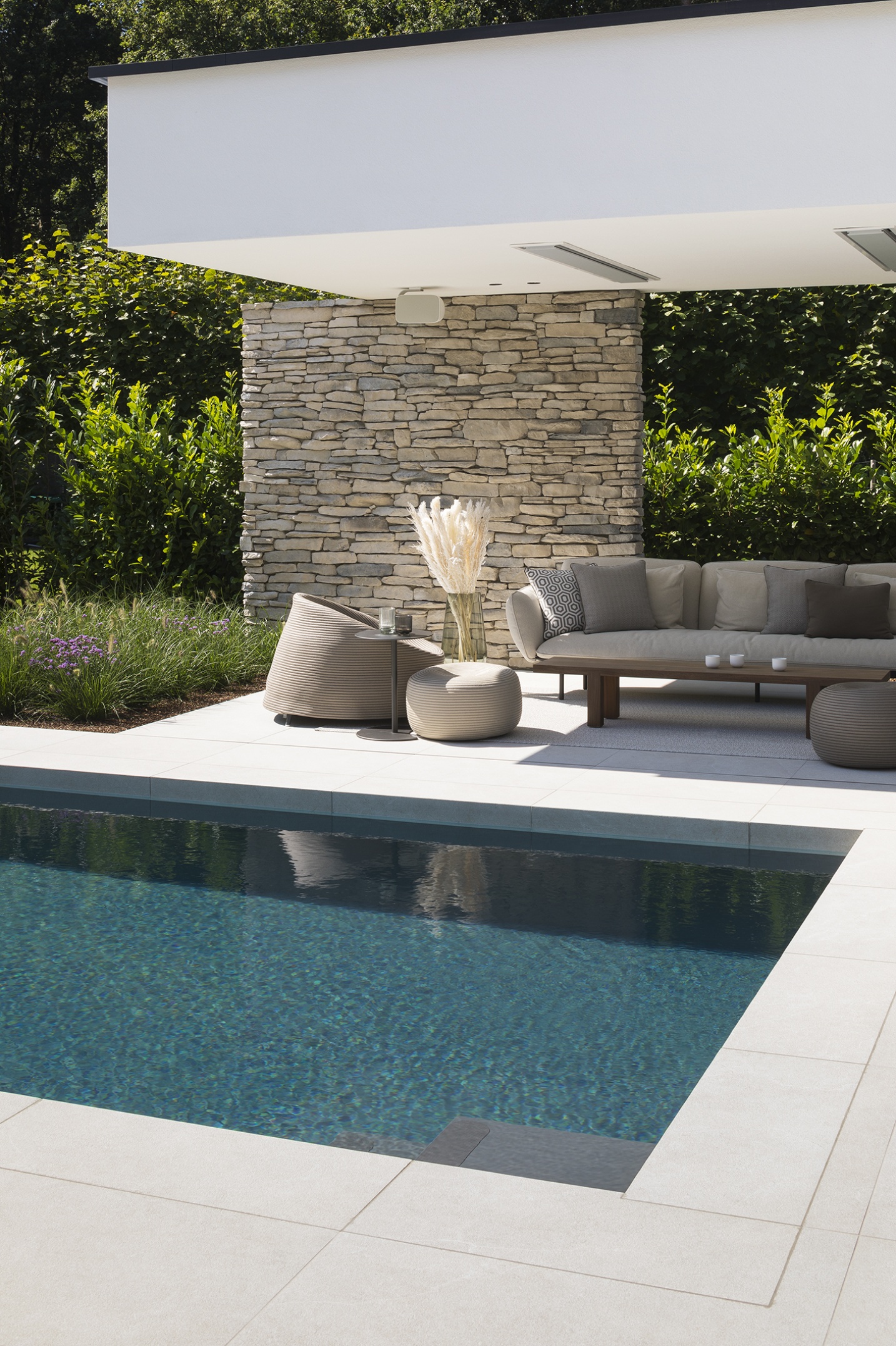 zwembad met hoogwaardige afwerking en materialen – SFAR interieur & architecten Limburg