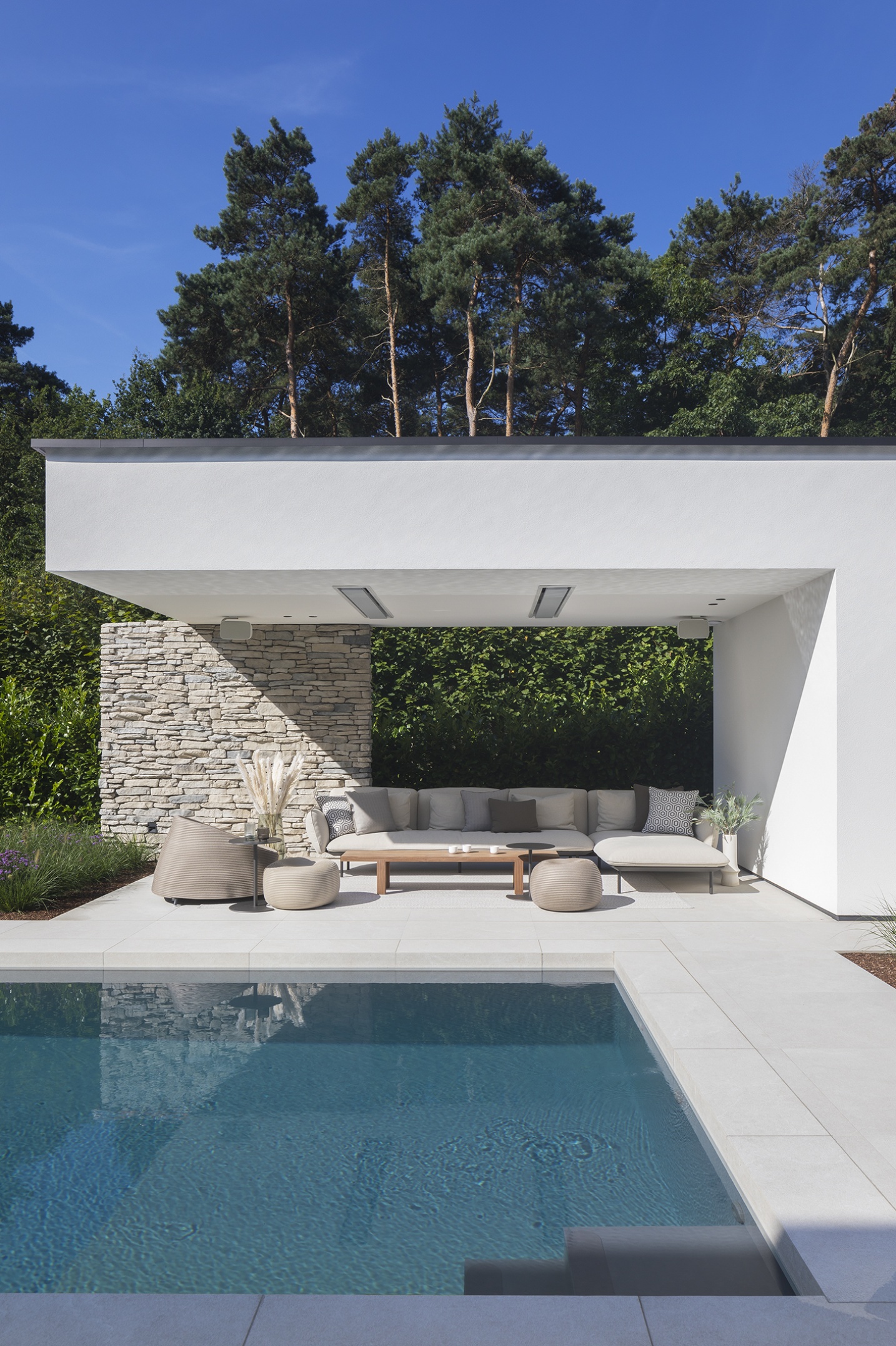 overdekt terras met Tijdloze woningarchitectuur met focus op licht, ruimte en beleving – SFAR interieur & architecten Limburg