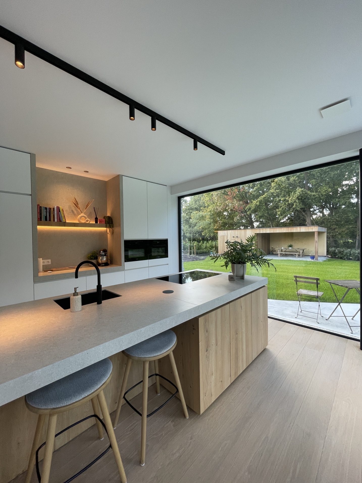 Minimalistische keuken met focus op functionaliteit en design – SFAR interieur & architecten Limburg