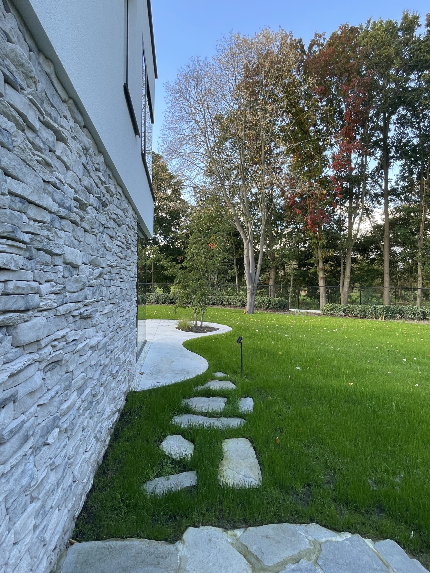 Hedendaagse villa met grote glaspartijen en open karakter – SFAR interieur & architecten Hasselt
