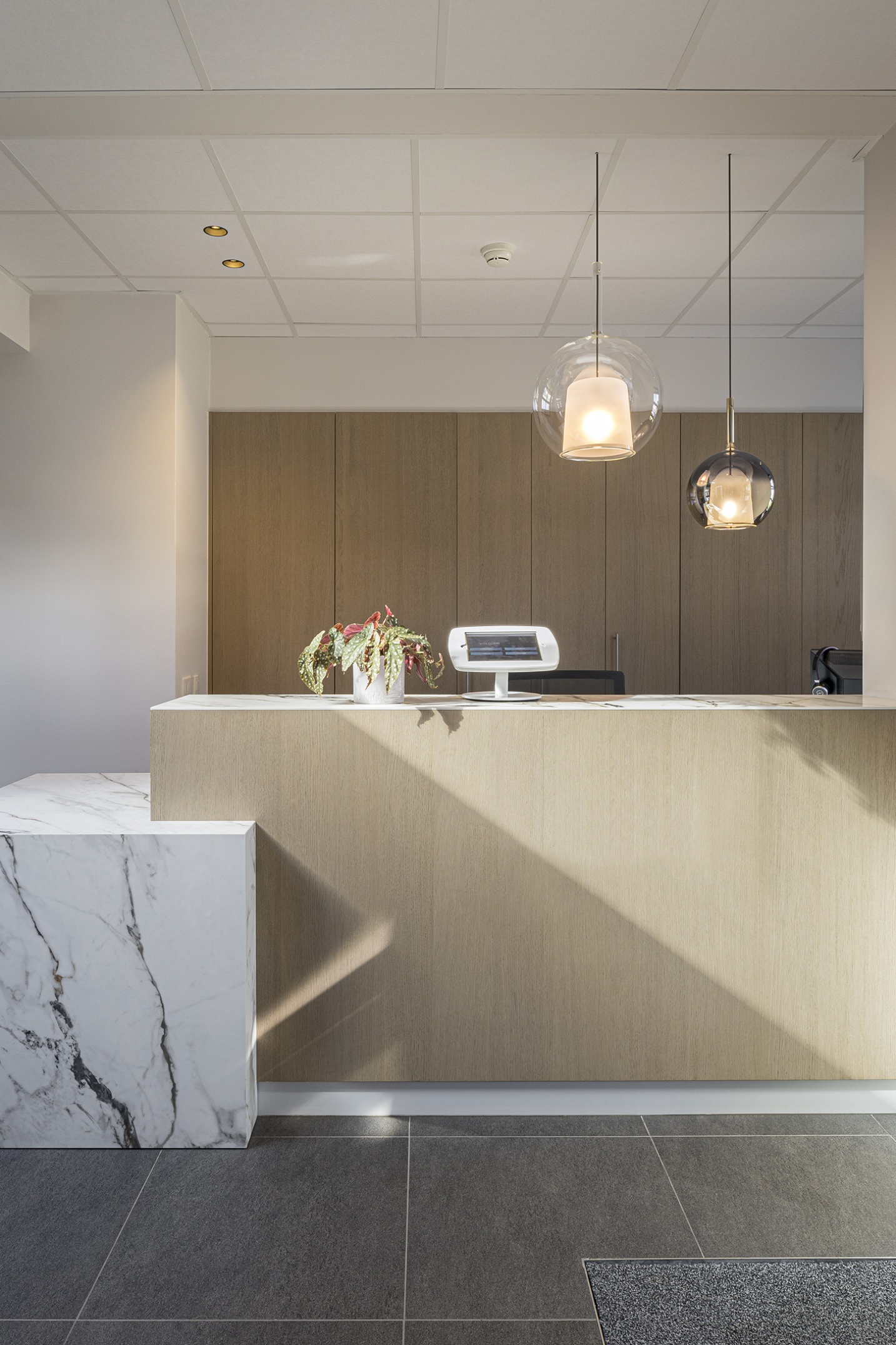 balie eik marmer luxe ontwerp kantoorruimte in België Limburg  -  SFAR Interieur & Architecten Hasselt