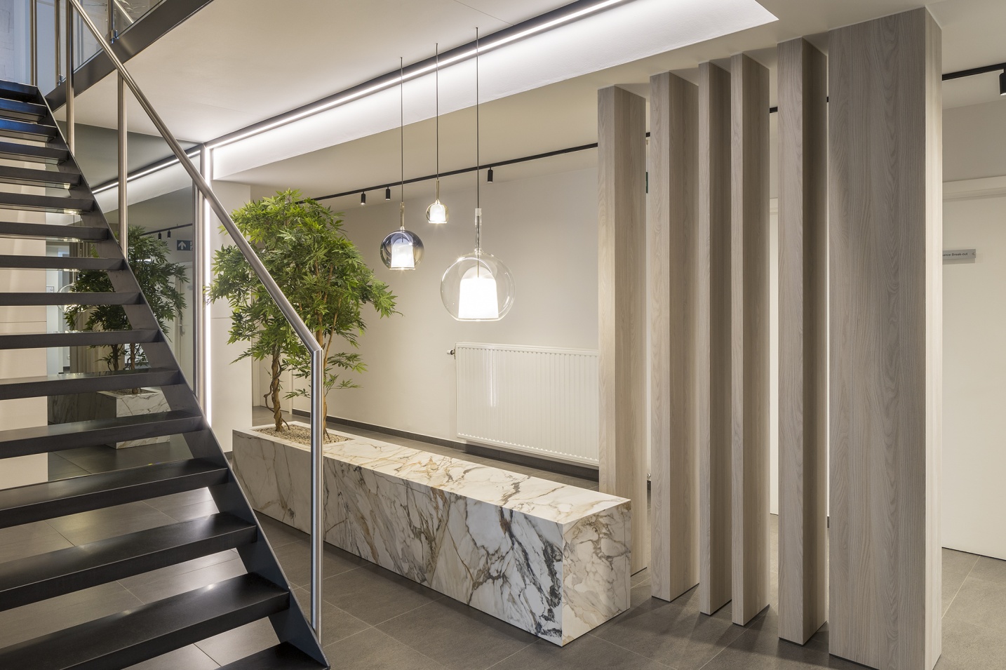 zwevende trap marmer inkomhal houten spijlen hoogwaardig interieur houthalen kantoor   -  SFAR Interieur & Architecten Hasselt