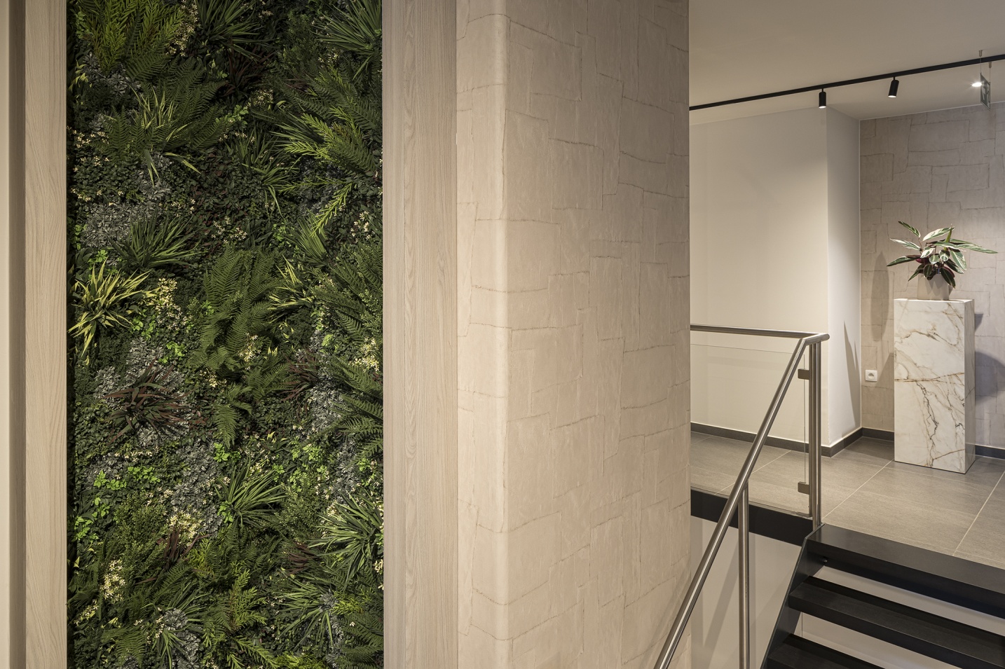 moswand ontwerp vide trap hal kantoor Limburg ontwerp  - SFAR Interieur & Architecten Hasselt 