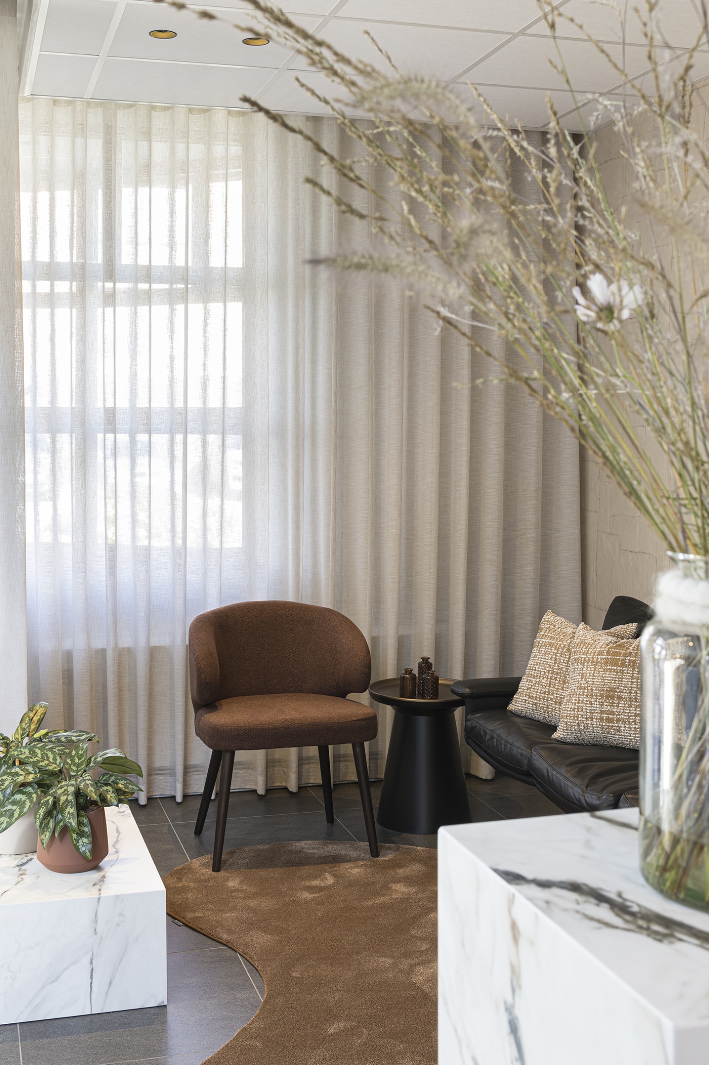 wachtruimte gordijnen gezellig cosy stoelen ontwerp marmer uniek   -  SFAR Interieur & Architecten Hasselt