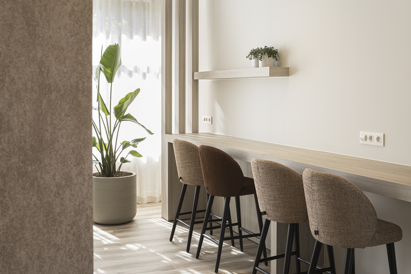 vergaderzaal werkruimte hout warm ontwerp planten   -  SFAR Interieur & Architecten Hasselt