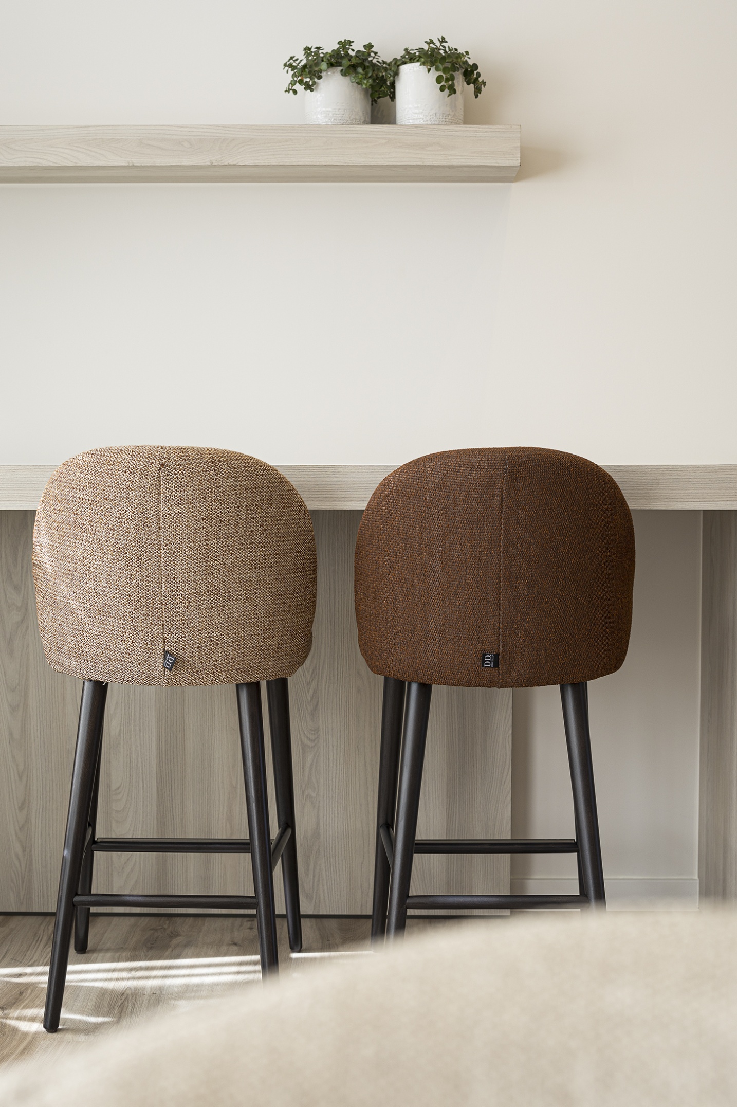 stoelen close up luxe foto Sfar interieur ontwerp zwevende leggers ontwerp