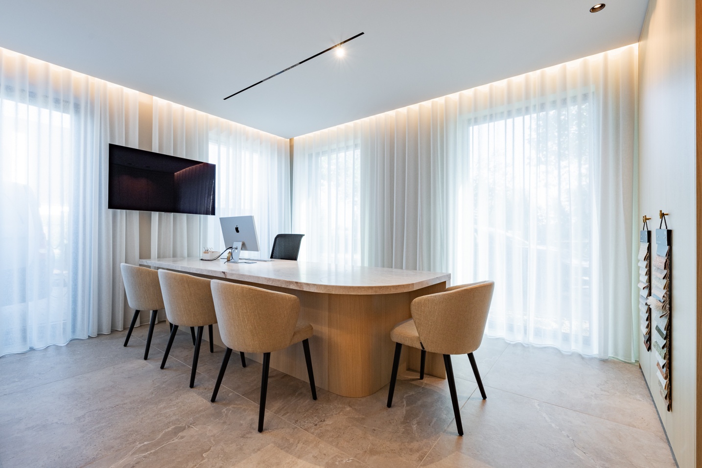 Meeting room met glazen wanden en professionele uitstraling gordijnen warm sfeervol- SFAR interieur & architecten