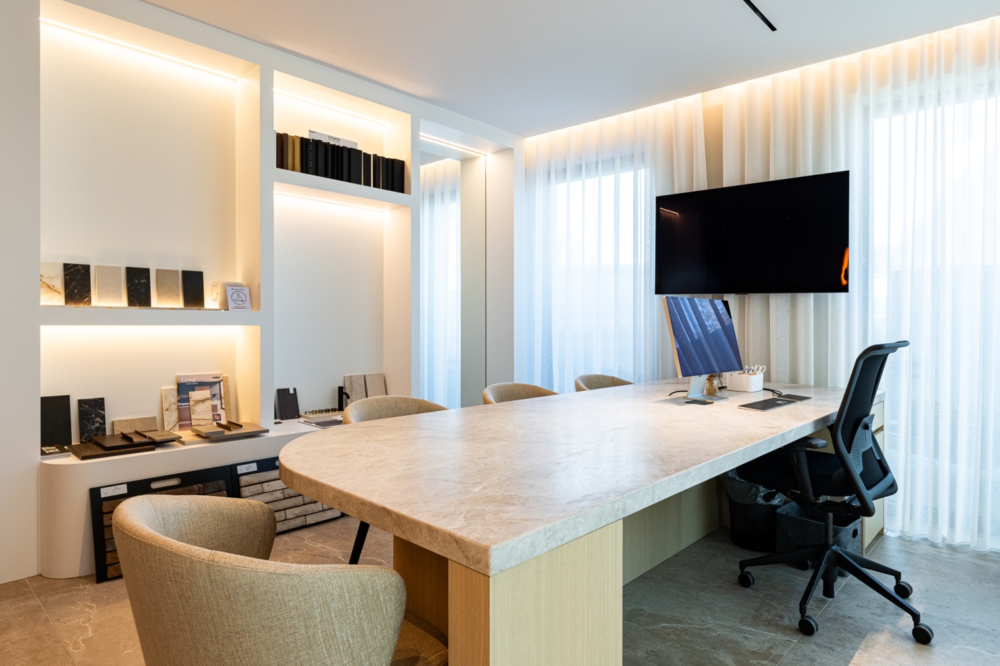 Hedendaagse werkomgeving voor vastgoedkantoor met warme accenten - SFAR interieur & architecten
