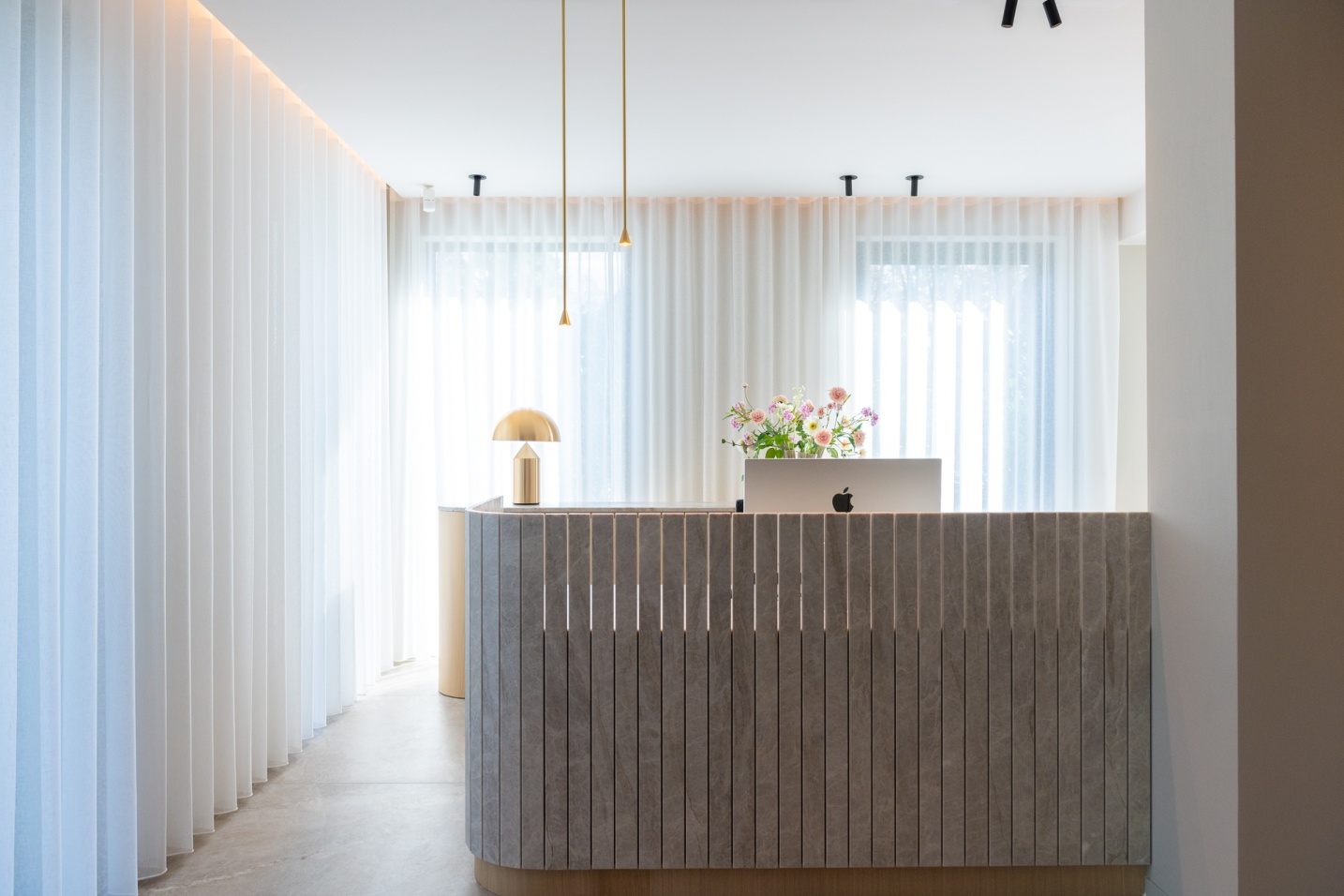 Stijlvolle onthaalbalie in vastgoedkantoor met warme materialen Travertijn - SFAR interieur & architecten