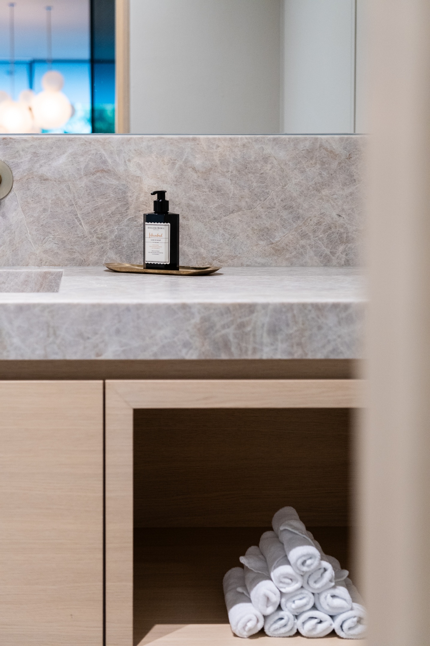 Afwerking met warme tinten en tijdloos design badkamer presentatie hotel luxe kantoor - SFAR interieur & architecten