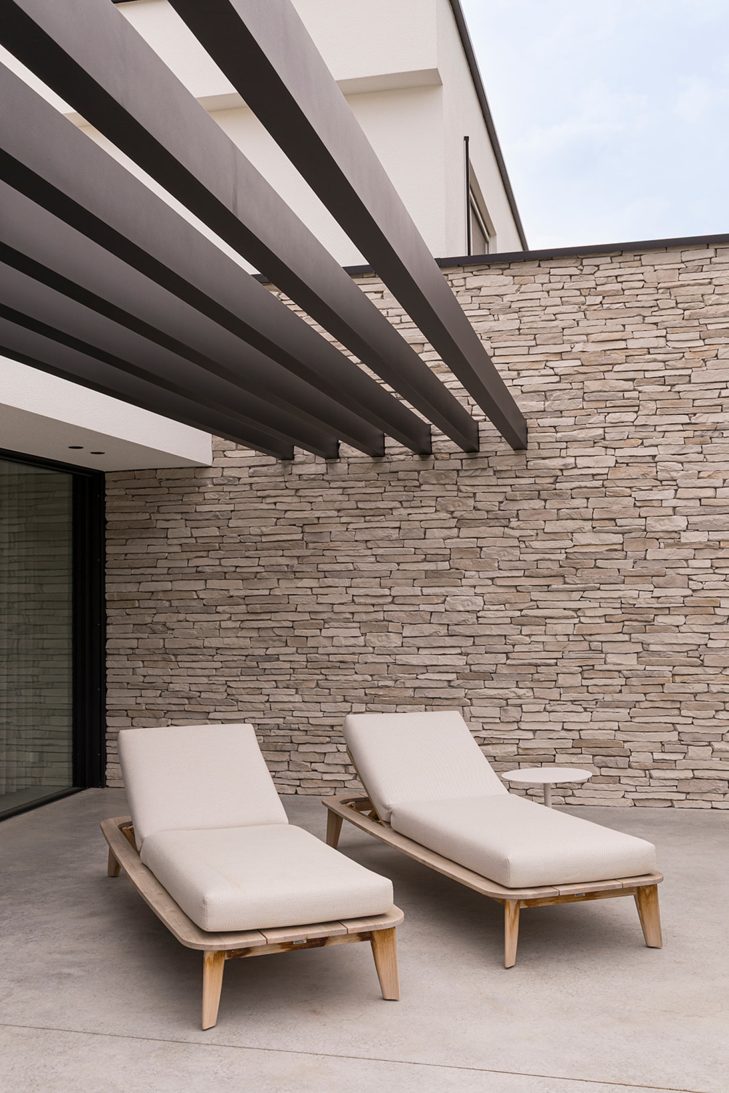 overdekt terras stenen lounge outdoor luxe vakantie  - SFAR Interieur & Architecten