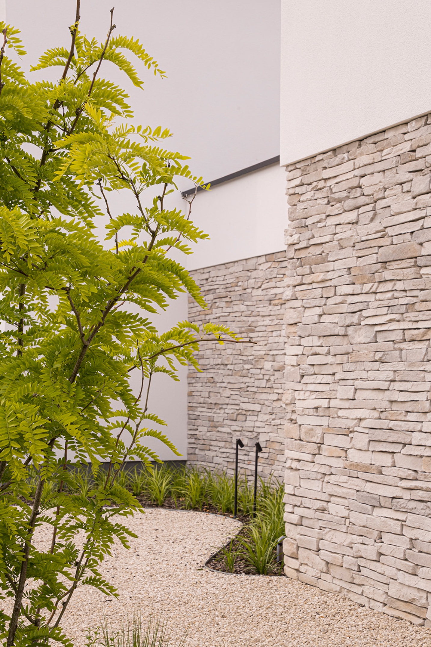 sfeer voorgevel modern tuinontwerp gevelsteen  - SFAR Interieur & Architecten