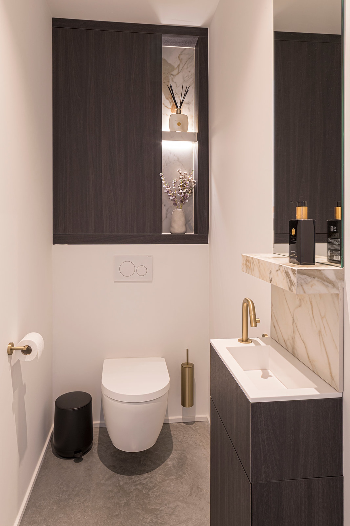 toilet ontwerp luxe marmer sfeer donkere fineer architectuur  - SFAR Interieur & Architecten