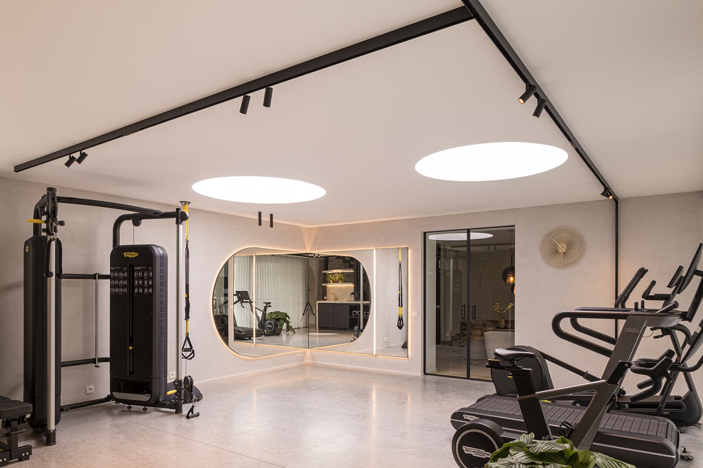 spiegel fitness high-end verbouwing toestellen  - SFAR Interieur & Architecten