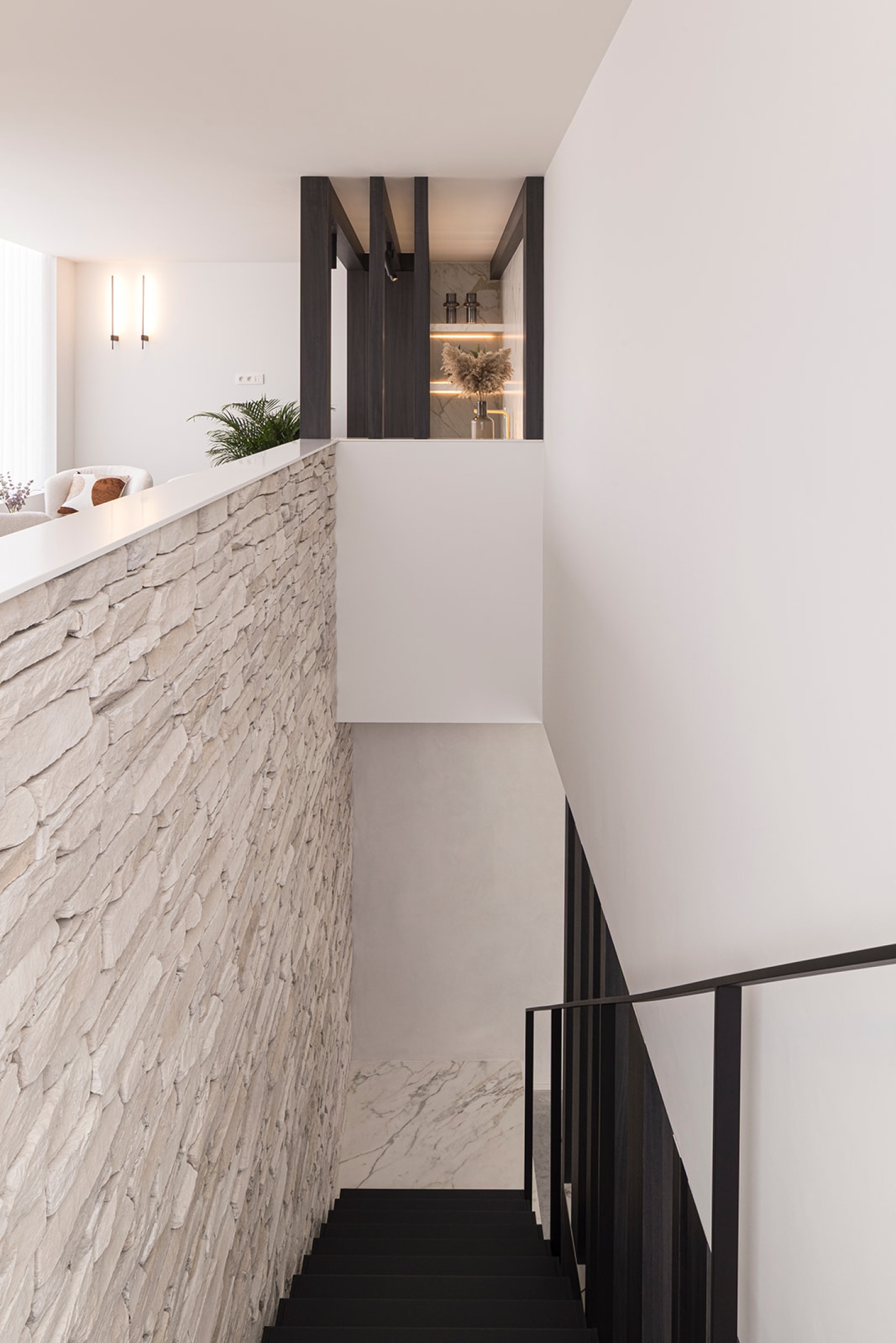 stalen trap steenstrips uniek ontwerp interieur verbouwing  - SFAR Interieur & Architecten
