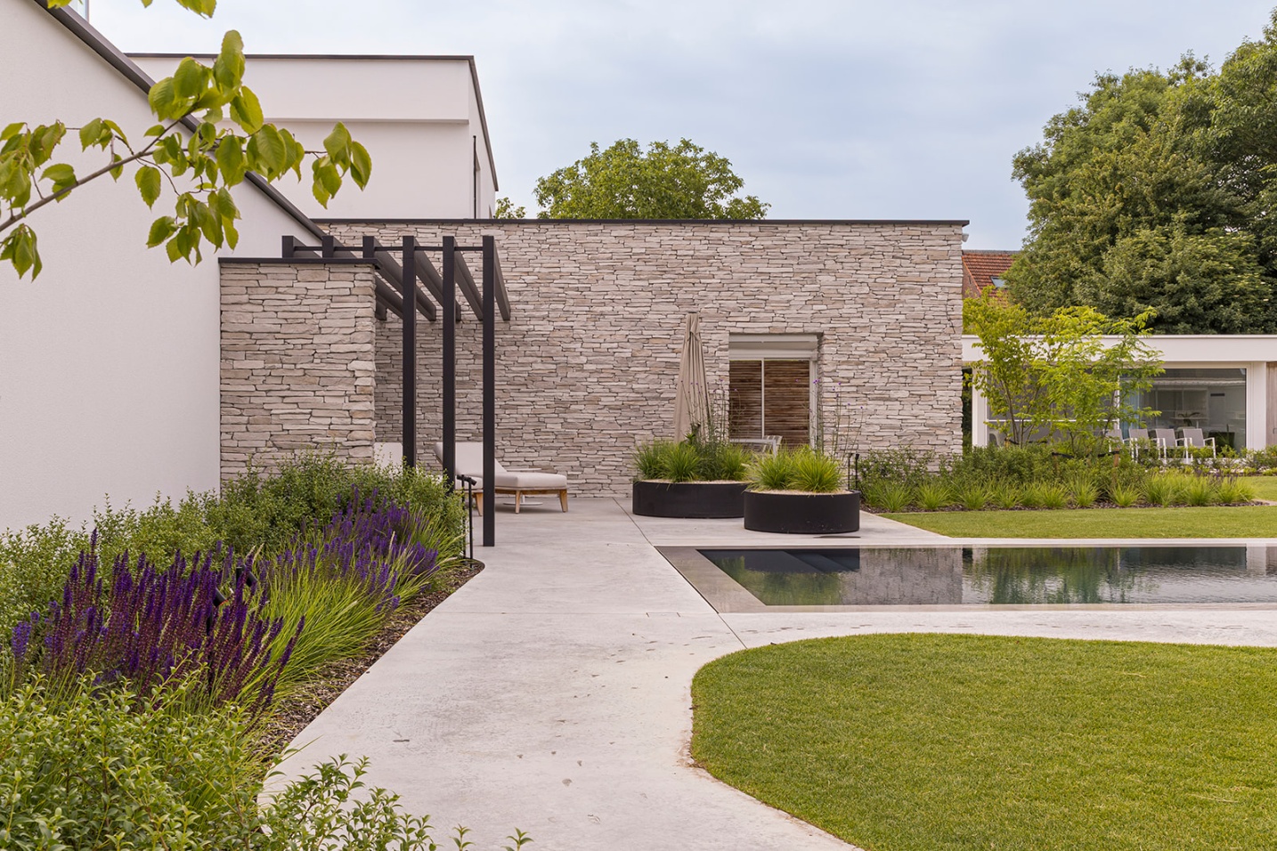 tuinontwerp verbouwing tielt Winge modern tijdloos zomergevoel zwembad  - SFAR Interieur & Architecten
